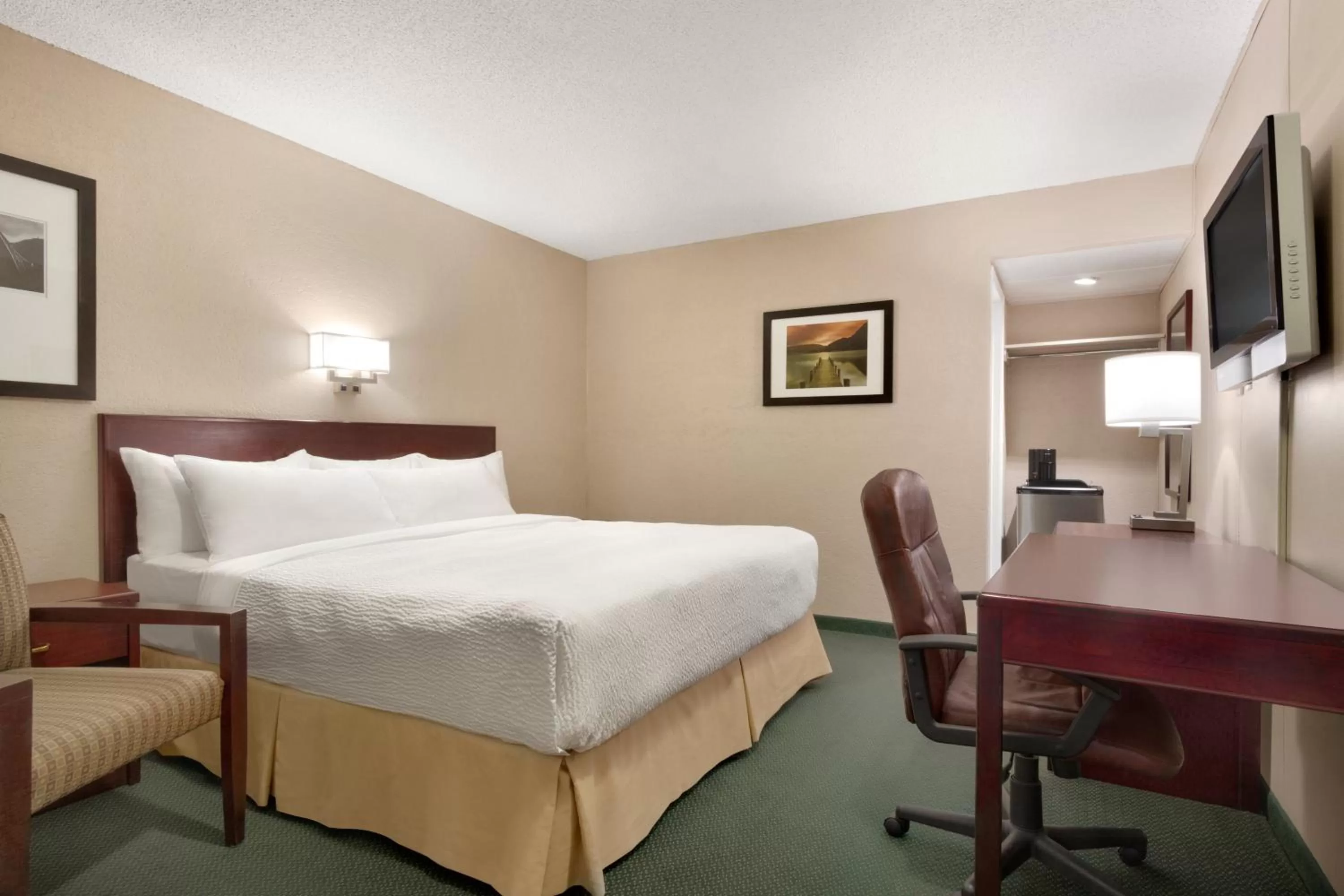 King Room - Non-Smoking in Days Inn by Wyndham Lethbridge