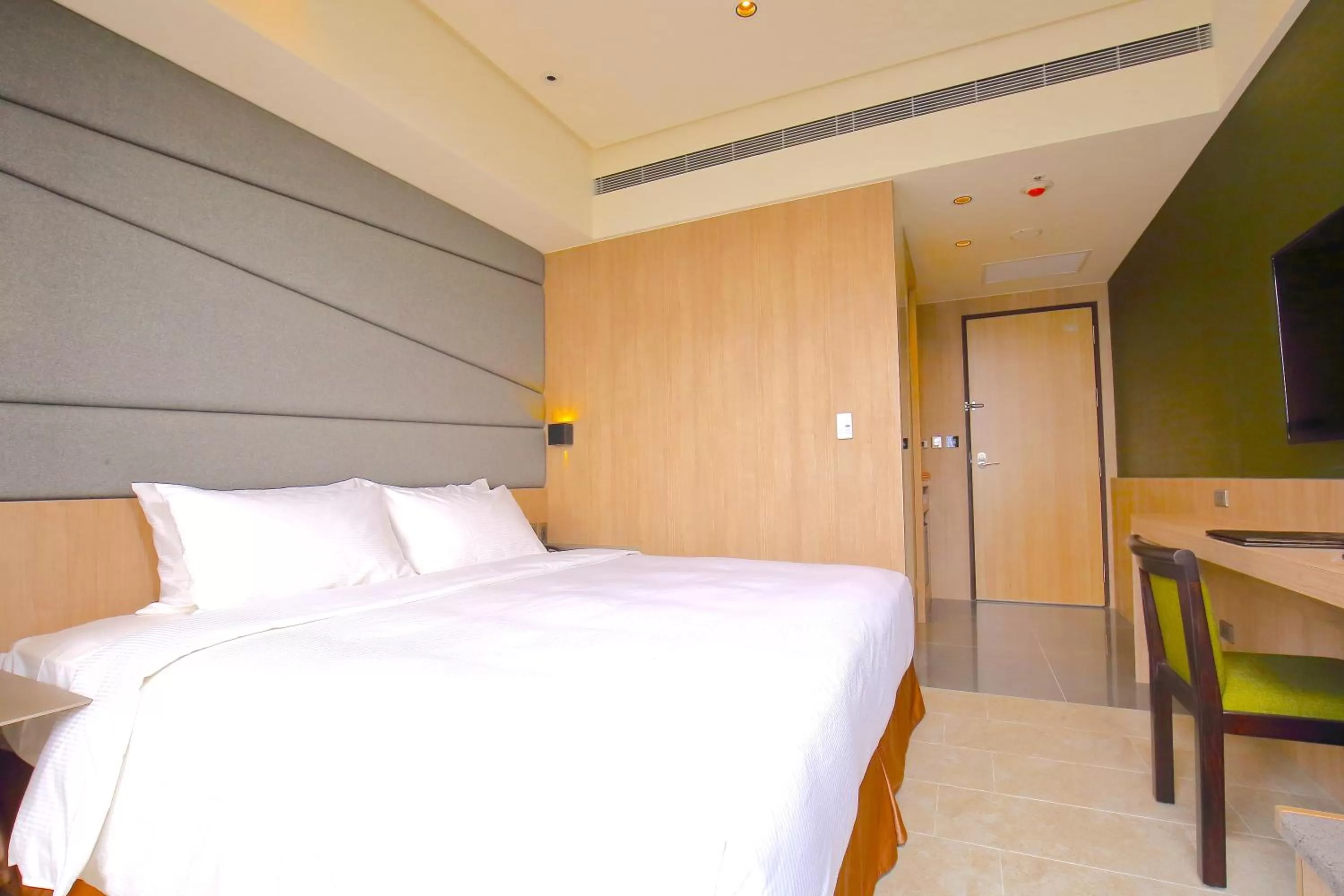 Eco Standard Double Room with Window in Kloud Hotel
