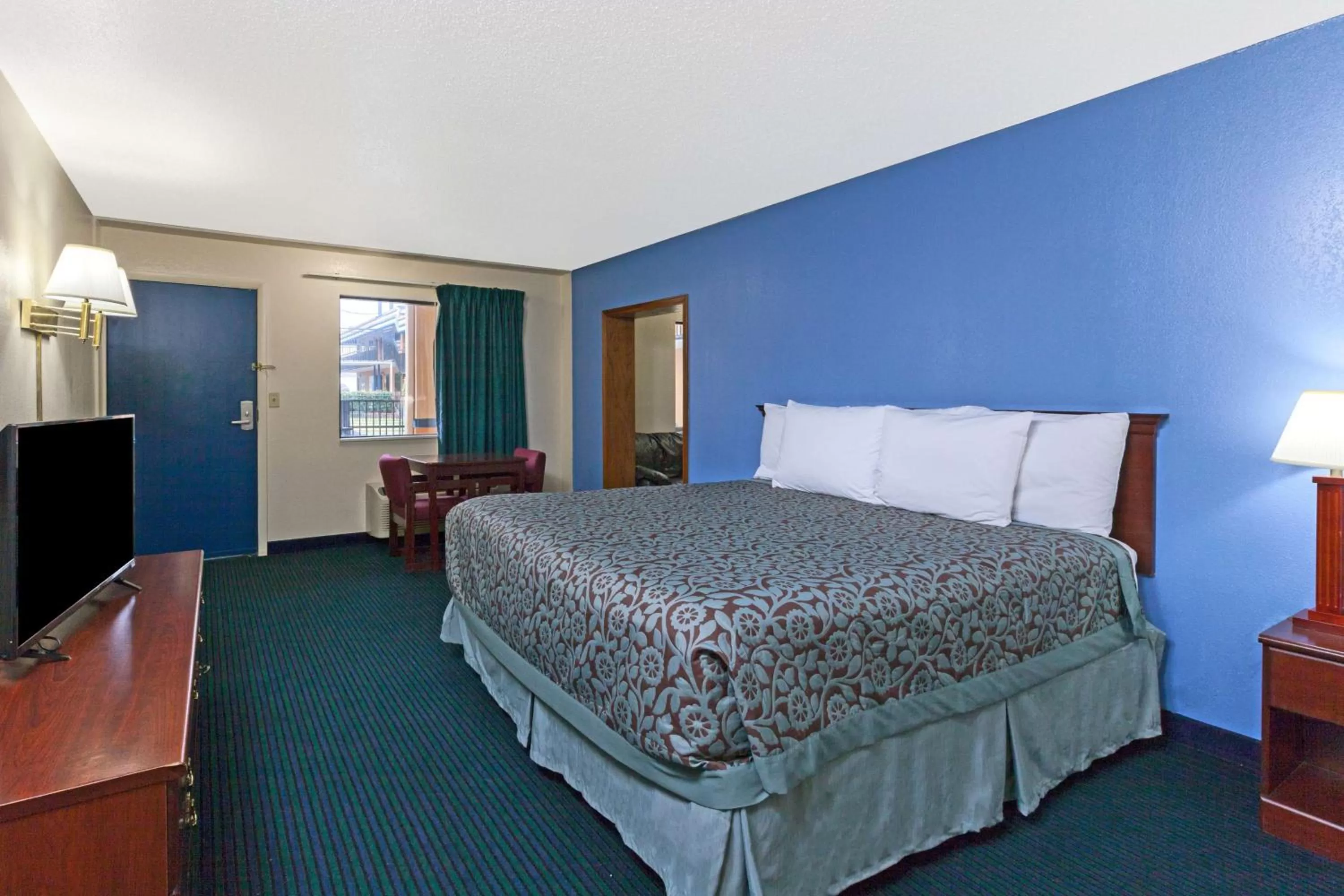Queen Room - Non-Smoking in Days Inn by Wyndham Oklahoma City Fairground