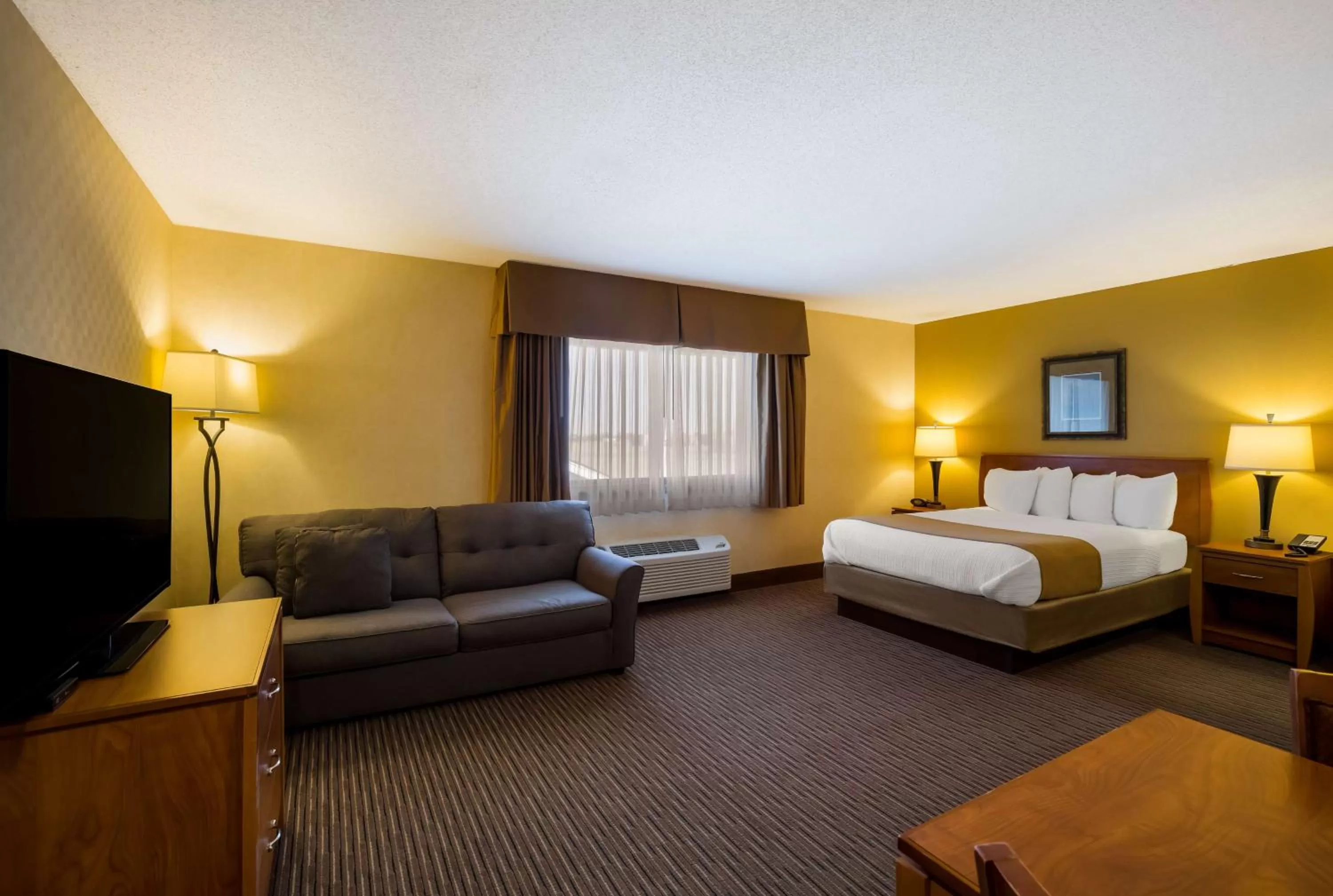 Queen Suite with Sofa Bed and Kitchenette - Non-Smoking in Best Western Vermillion Inn