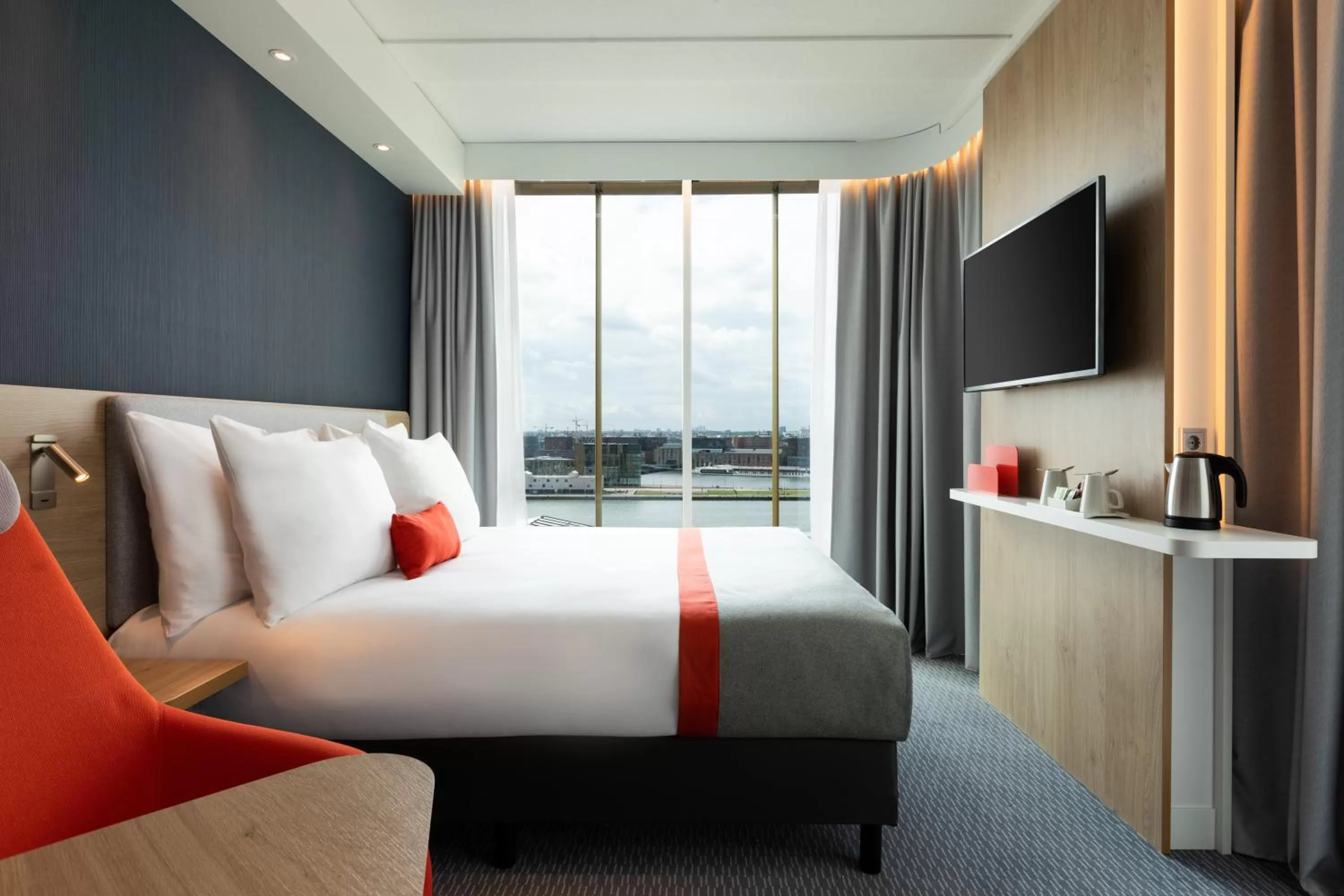 Standard Queen Room with City View - Top Floor in Holiday Inn Express Amsterdam - North Riverside by IHG