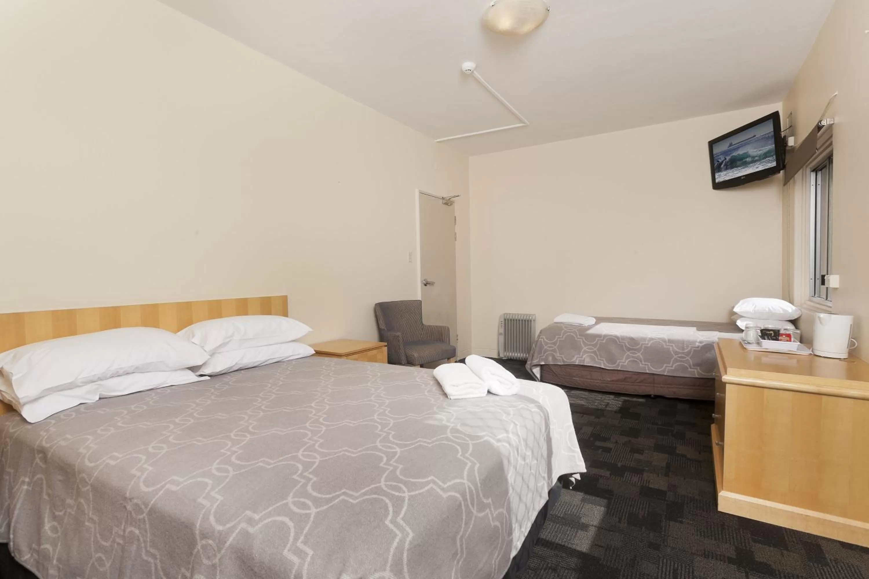 Twin Room with Shared Bathroom in Shortland Budget Accommodation