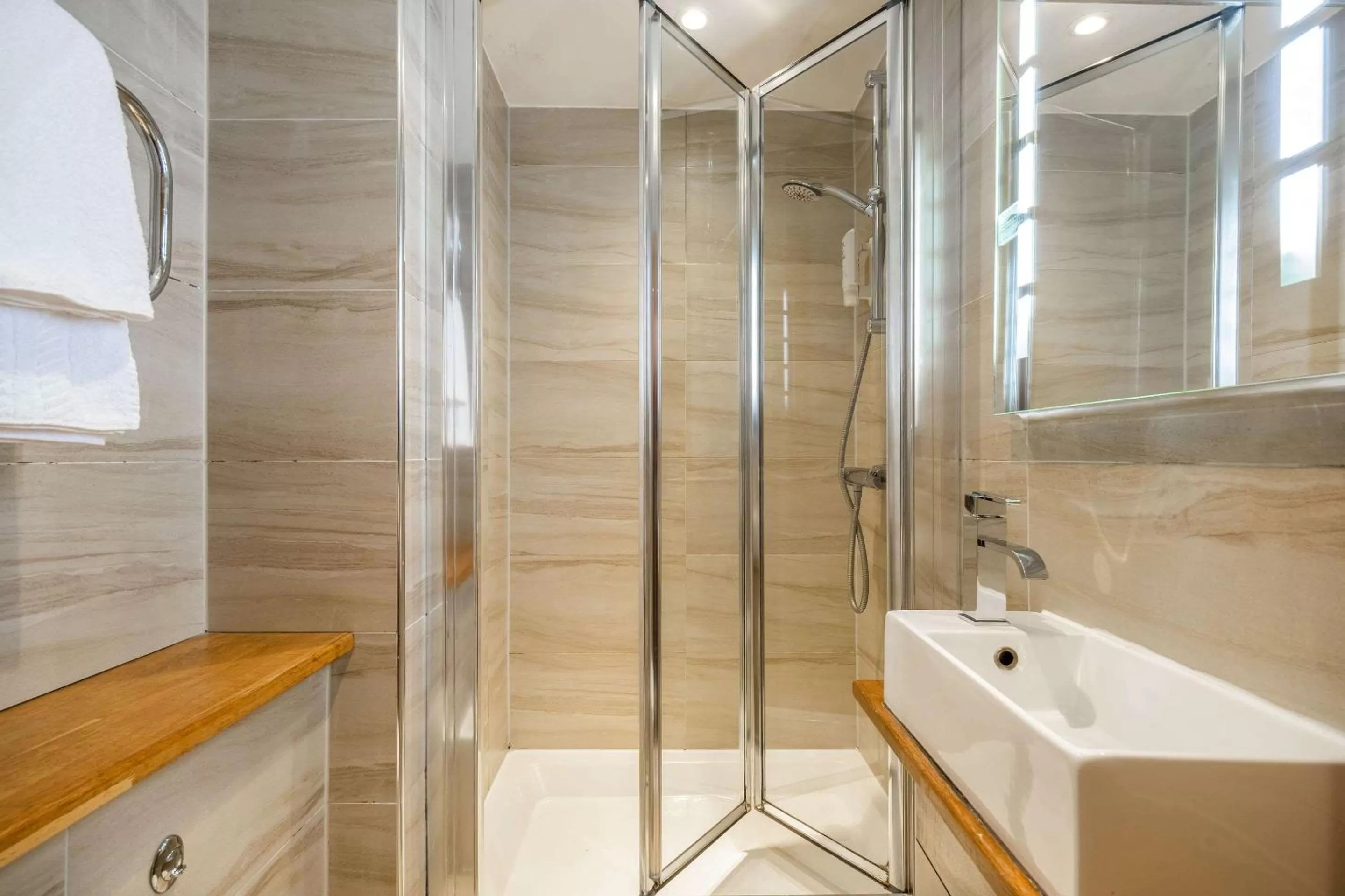 Standard Triple Room in Comfort Inn Hyde Park