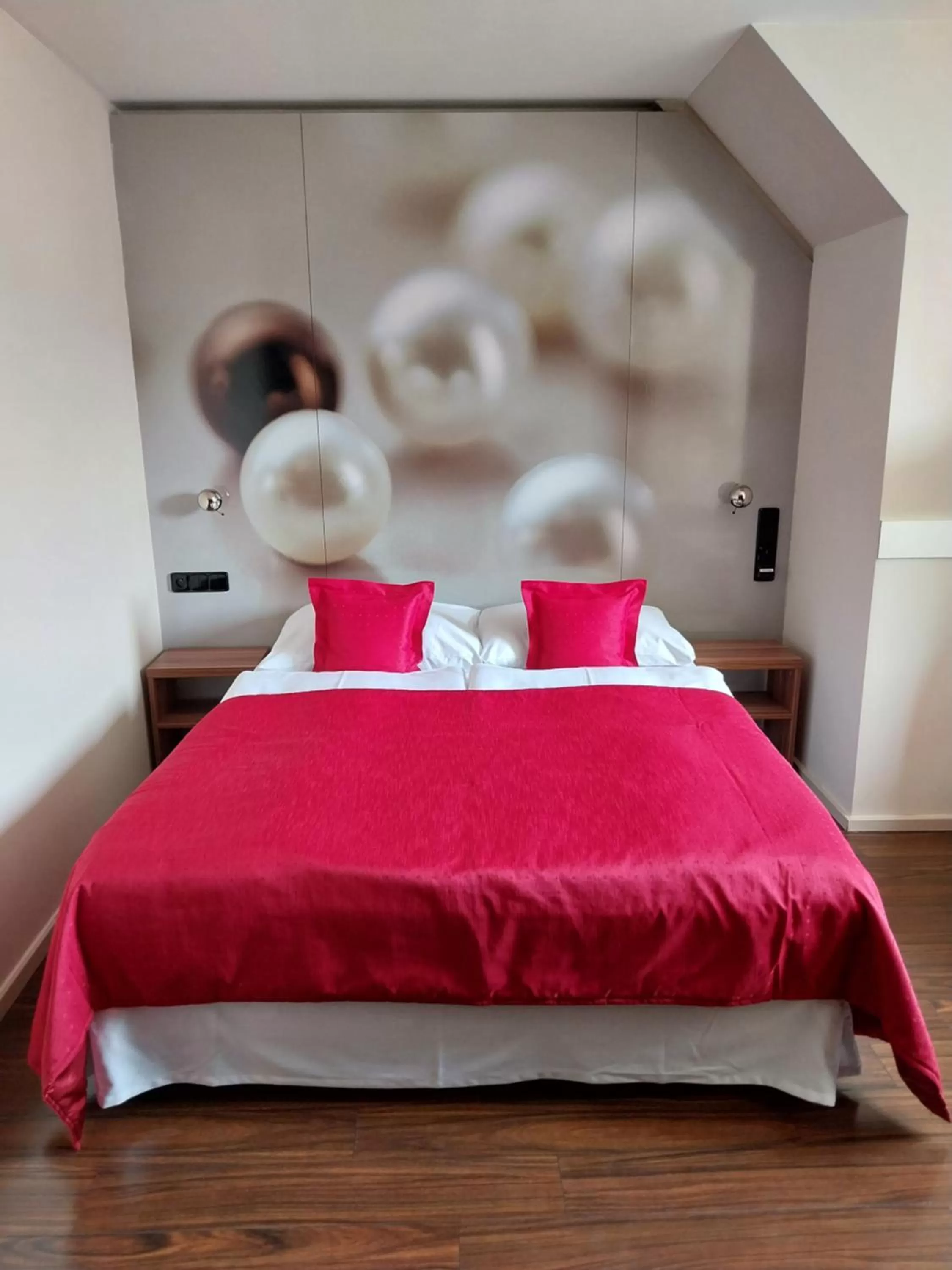 Single Room with Private Bathroom in Perla Hotel