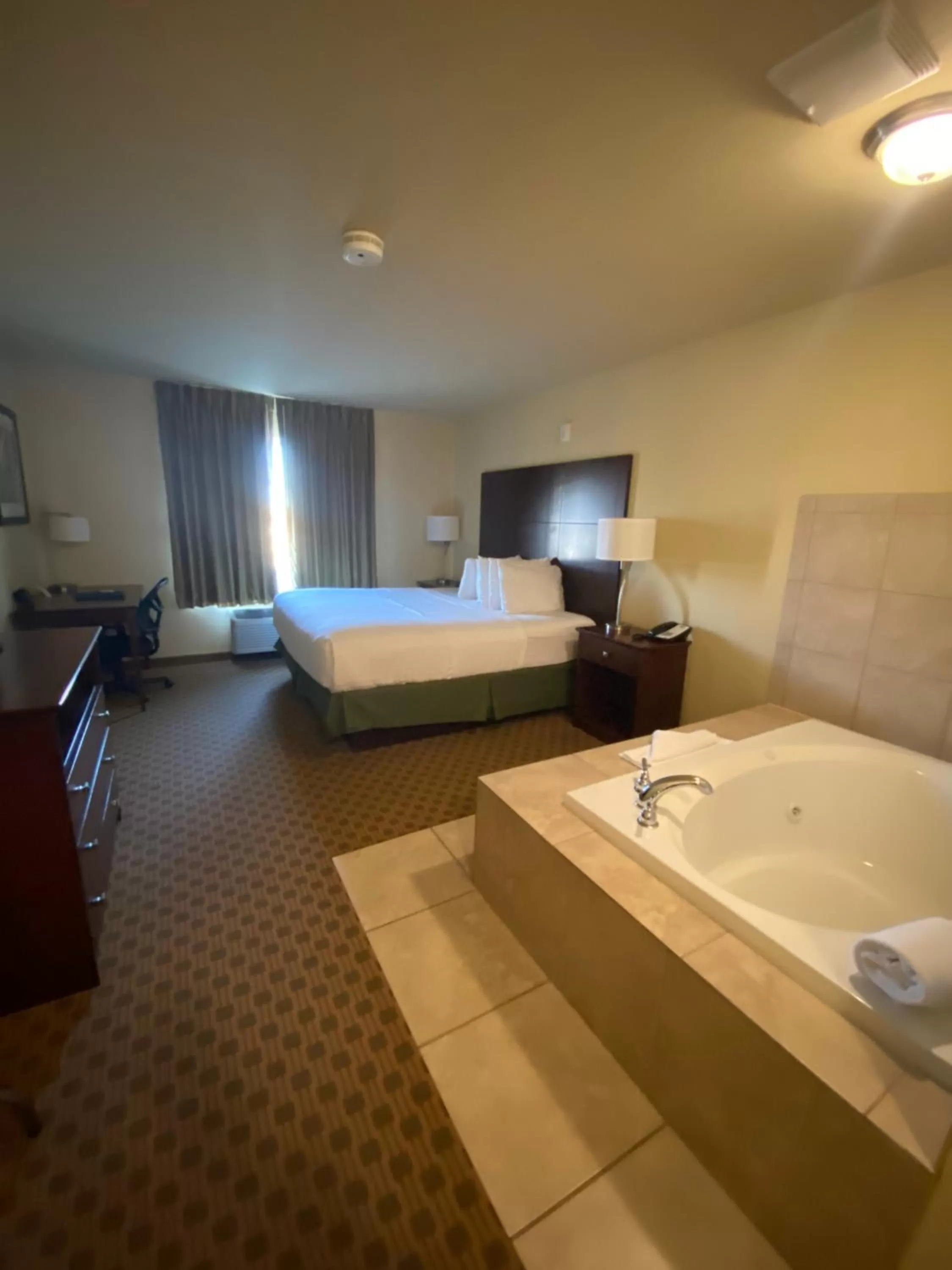 King Room with Spa Bath in Cobblestone Hotel & Suites - Broken Bow