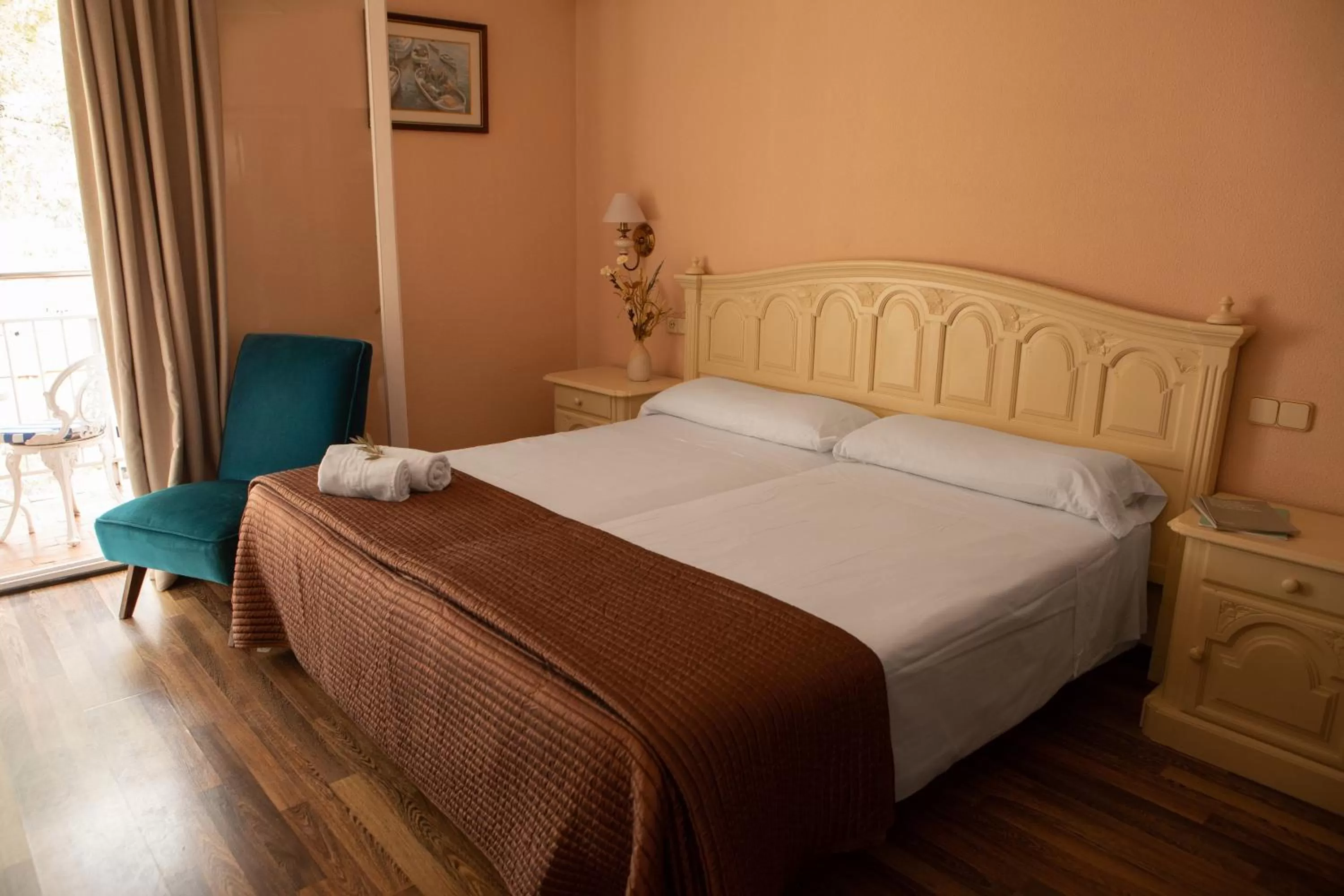 Quadruple Room in Hotel Roger de Flor by Seleqtta