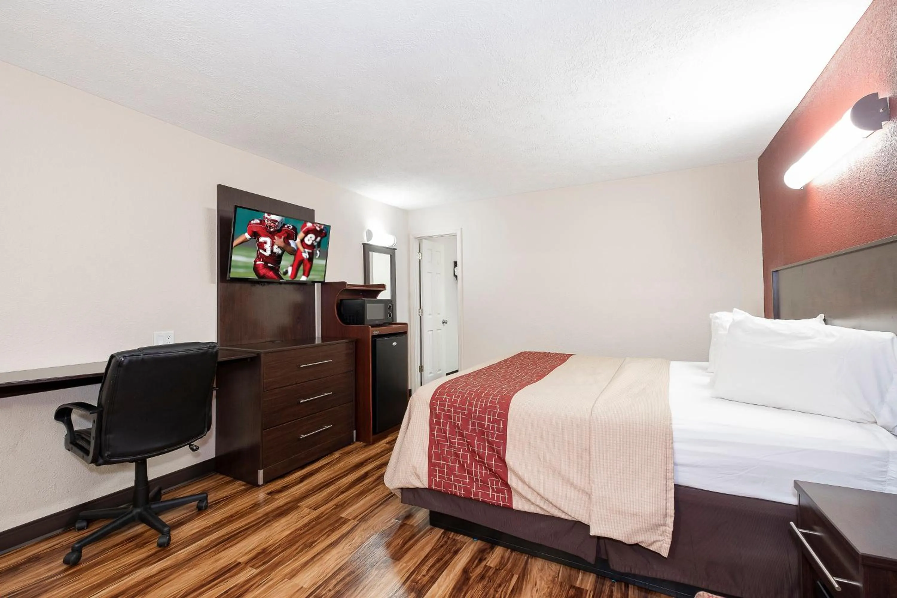  Deluxe King Room Non-Smoking in Red Roof Inn Starkville - University