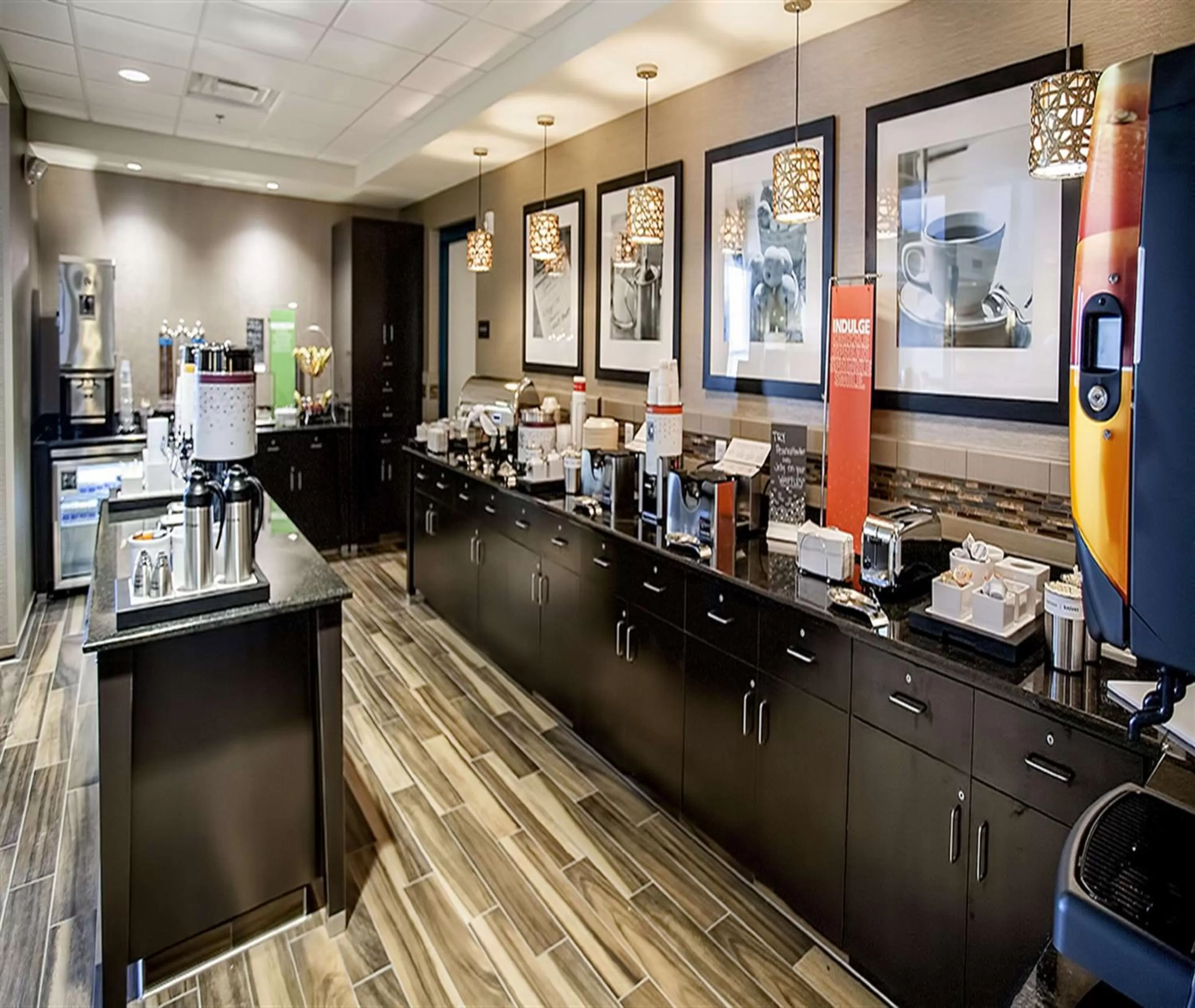 Dining area in Hampton Inn Hibbing
