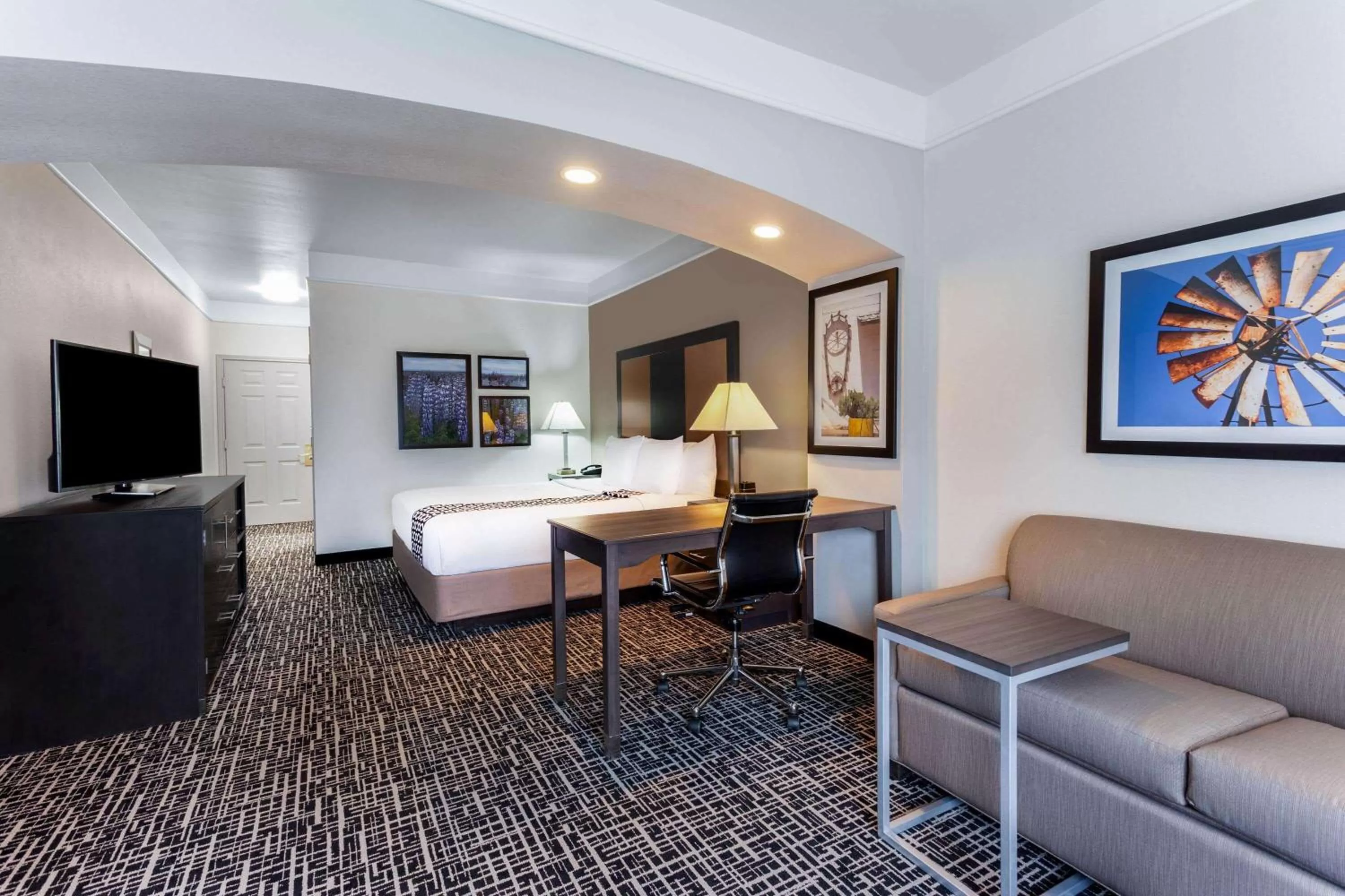 Deluxe King Suite with Bath Tub -  Mobility/Hearing Access - Non-Smoking in La Quinta by Wyndham Seguin