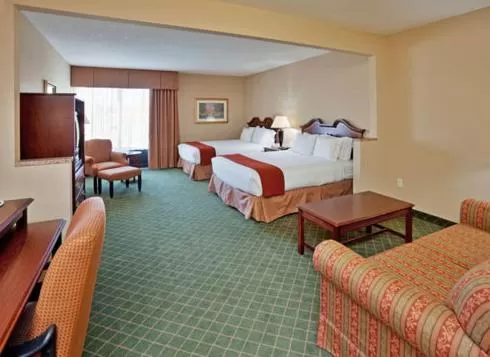 One-Bedroom Queen Suite in Holiday Inn Express Hotel & Suites Cape Girardeau I-55 by IHG