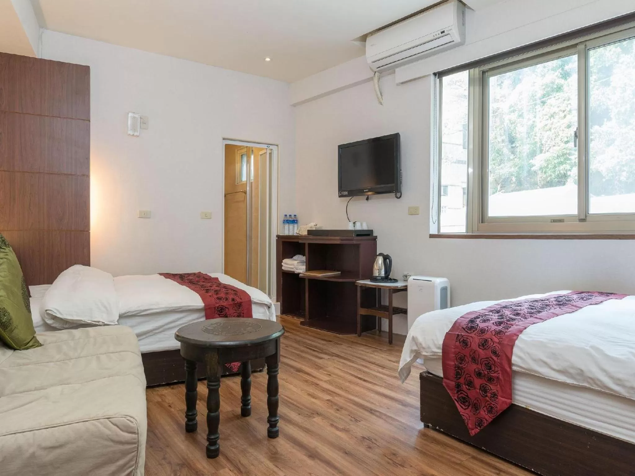 Quadruple Room with Street View in Chiu Chunt Dint B&B