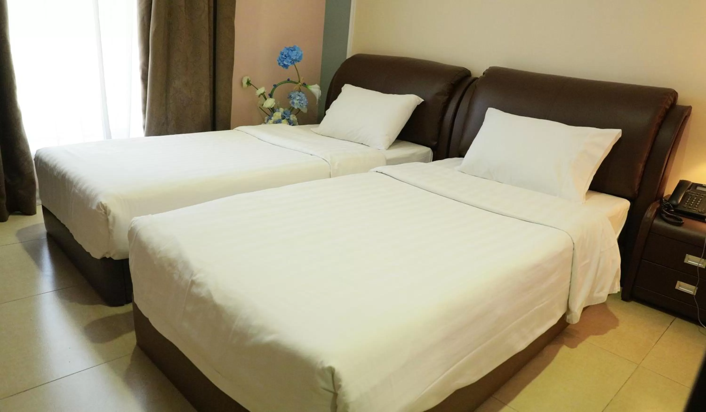 Twin Room with Sea View in Laguna Hotel Suites