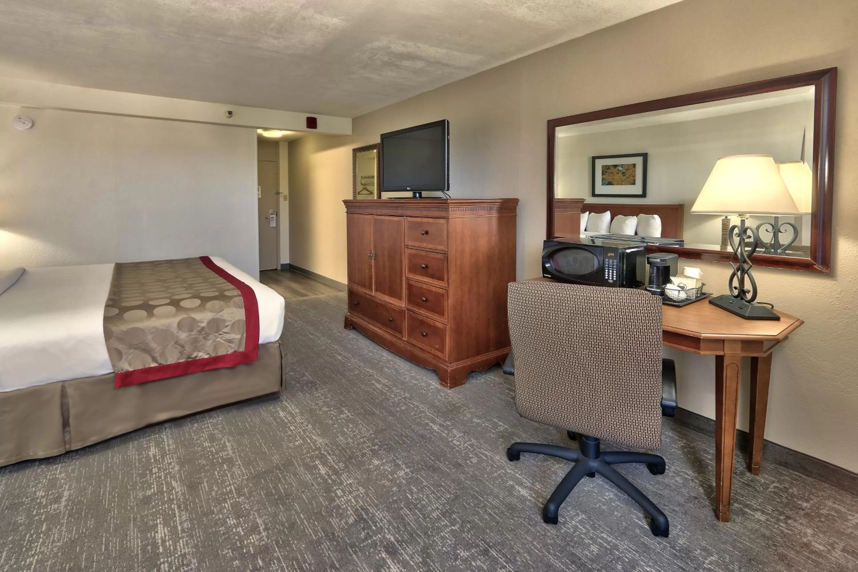 King Room with Mountain View - Mobility Access/Non-Smoking in Ramada by Wyndham Albuquerque Midtown