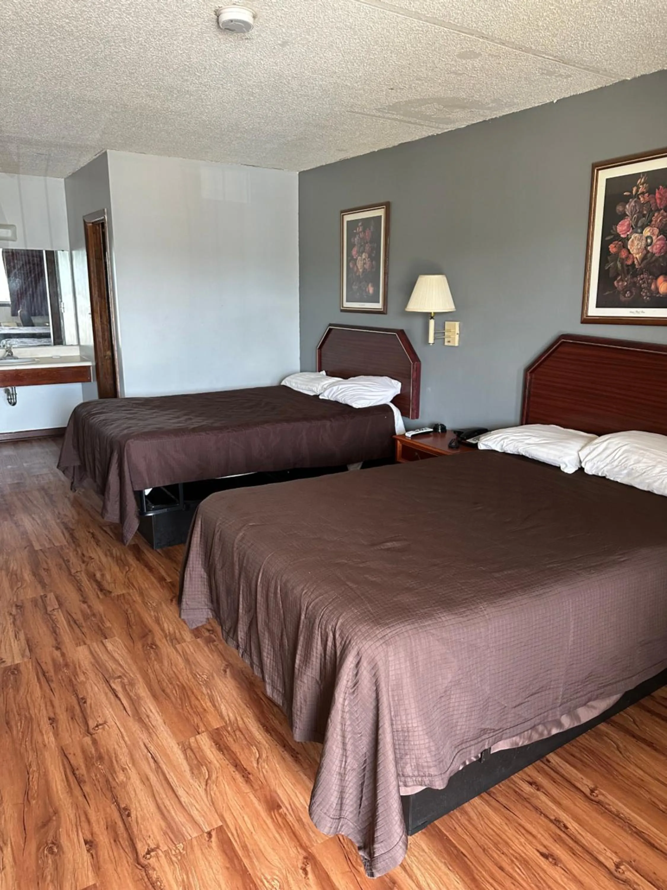Double Room with Two Double Beds - Smoking in Budget Inn-Gadsden