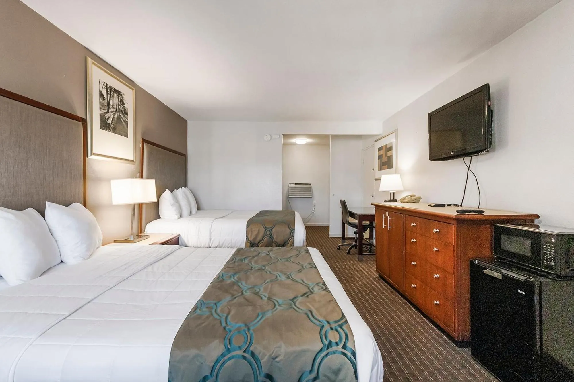 Queen Room with Two Queen Beds in Heritage Inn Express Hayward