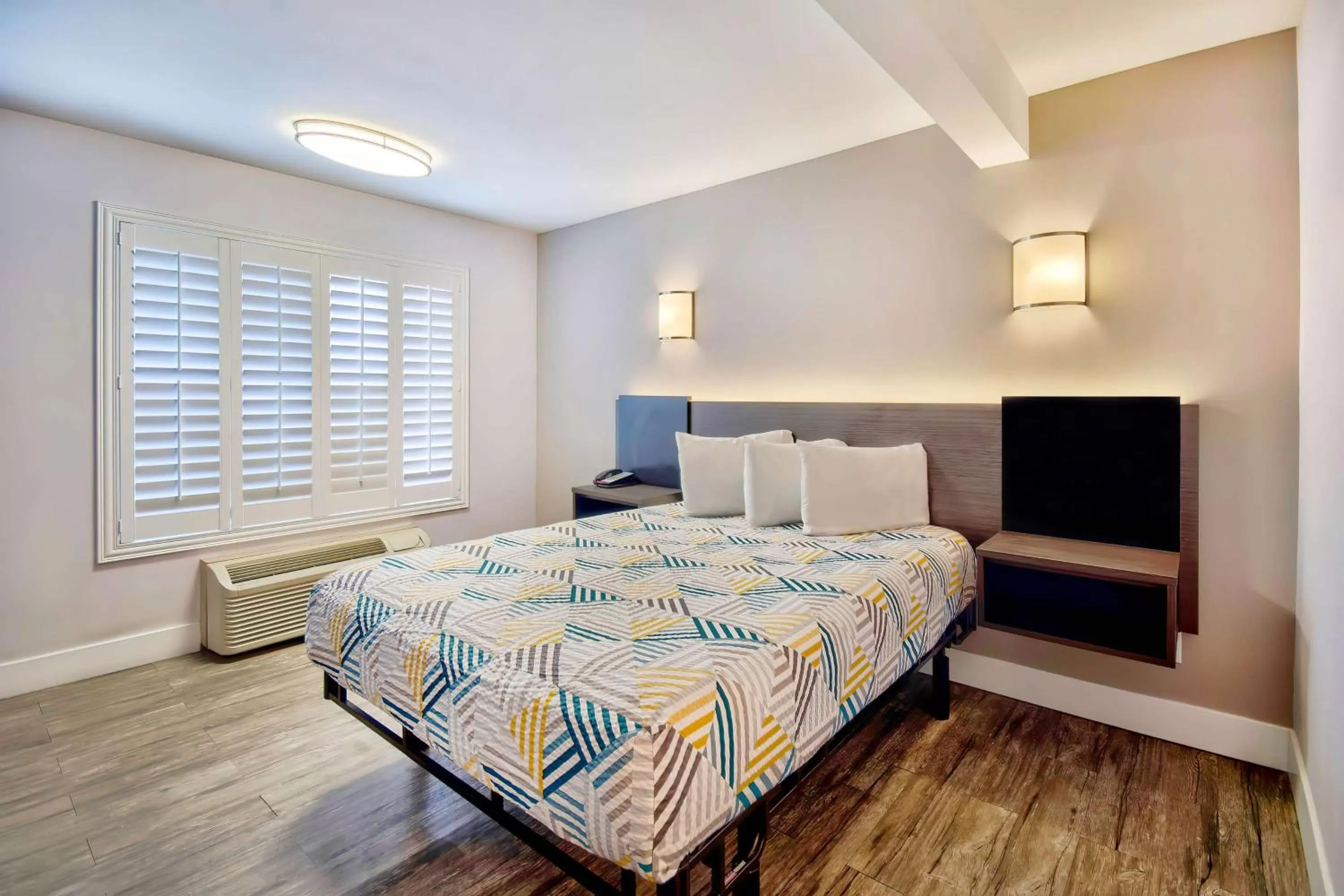 Deluxe Queen Room - Smoking in Motel 6-Inglewood, CA