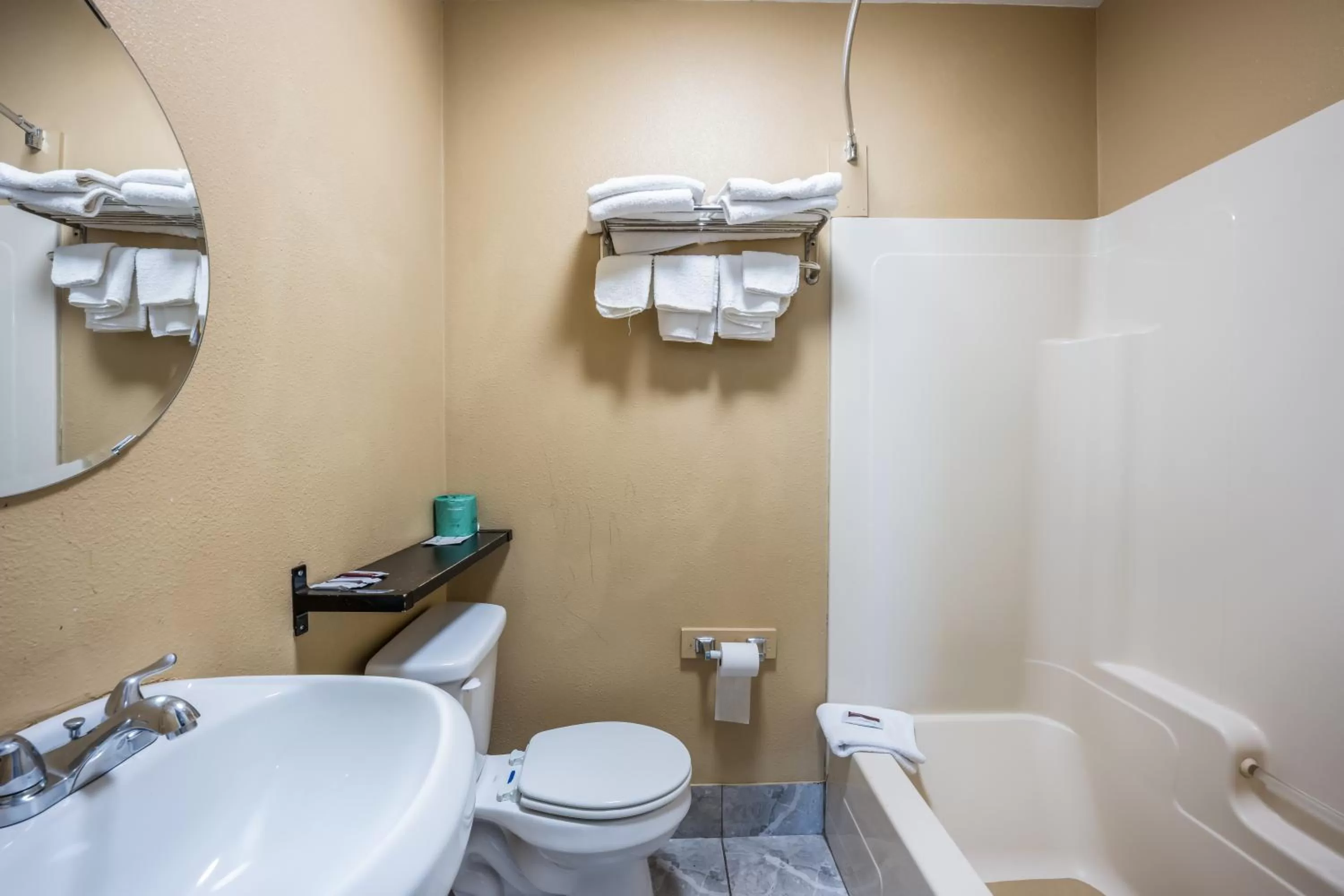 Deluxe King Room - Smoking in Knights Inn Trevose