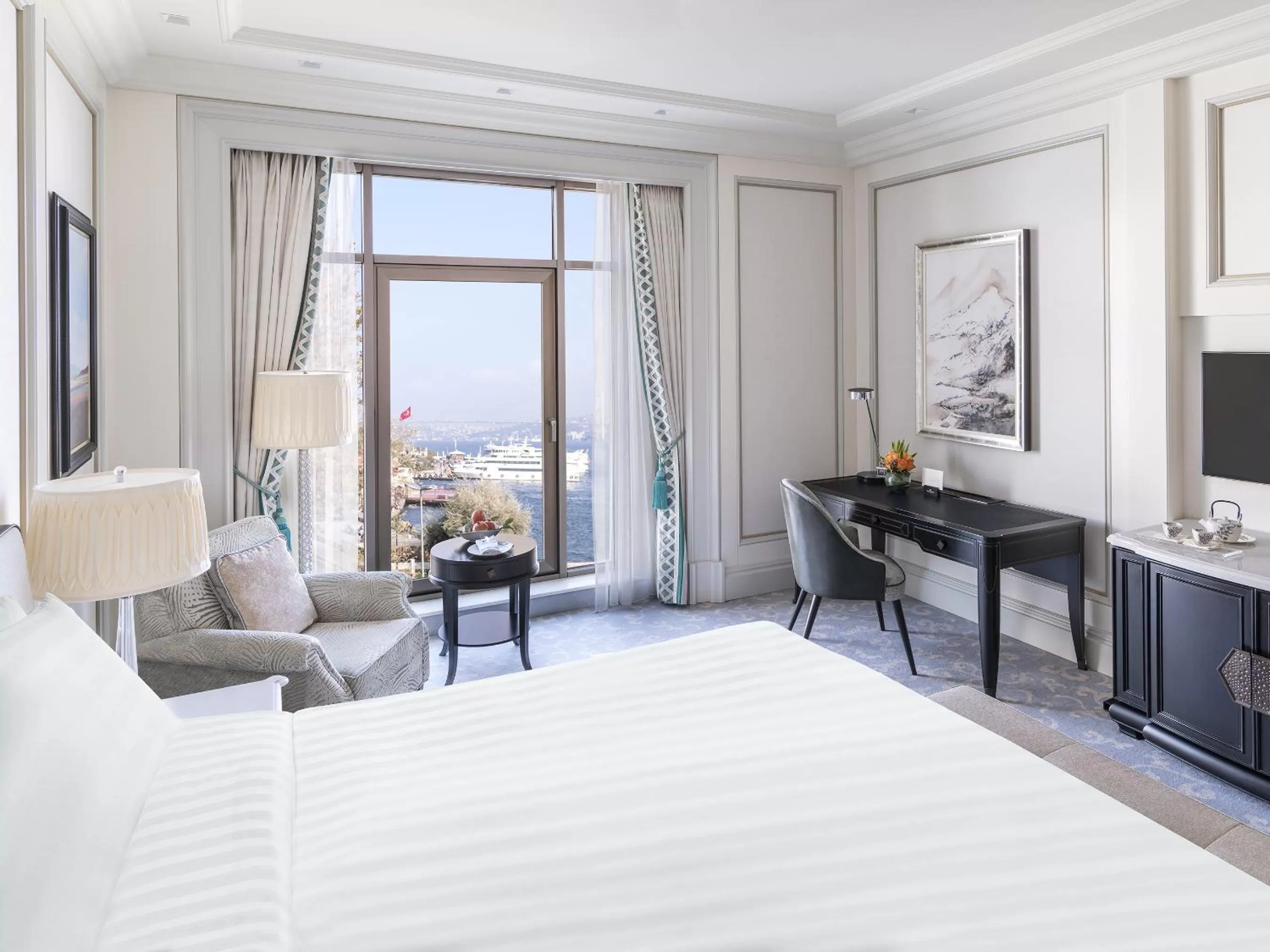 Deluxe Room with Partial Bosphorus View in Shangri-La Bosphorus, Istanbul