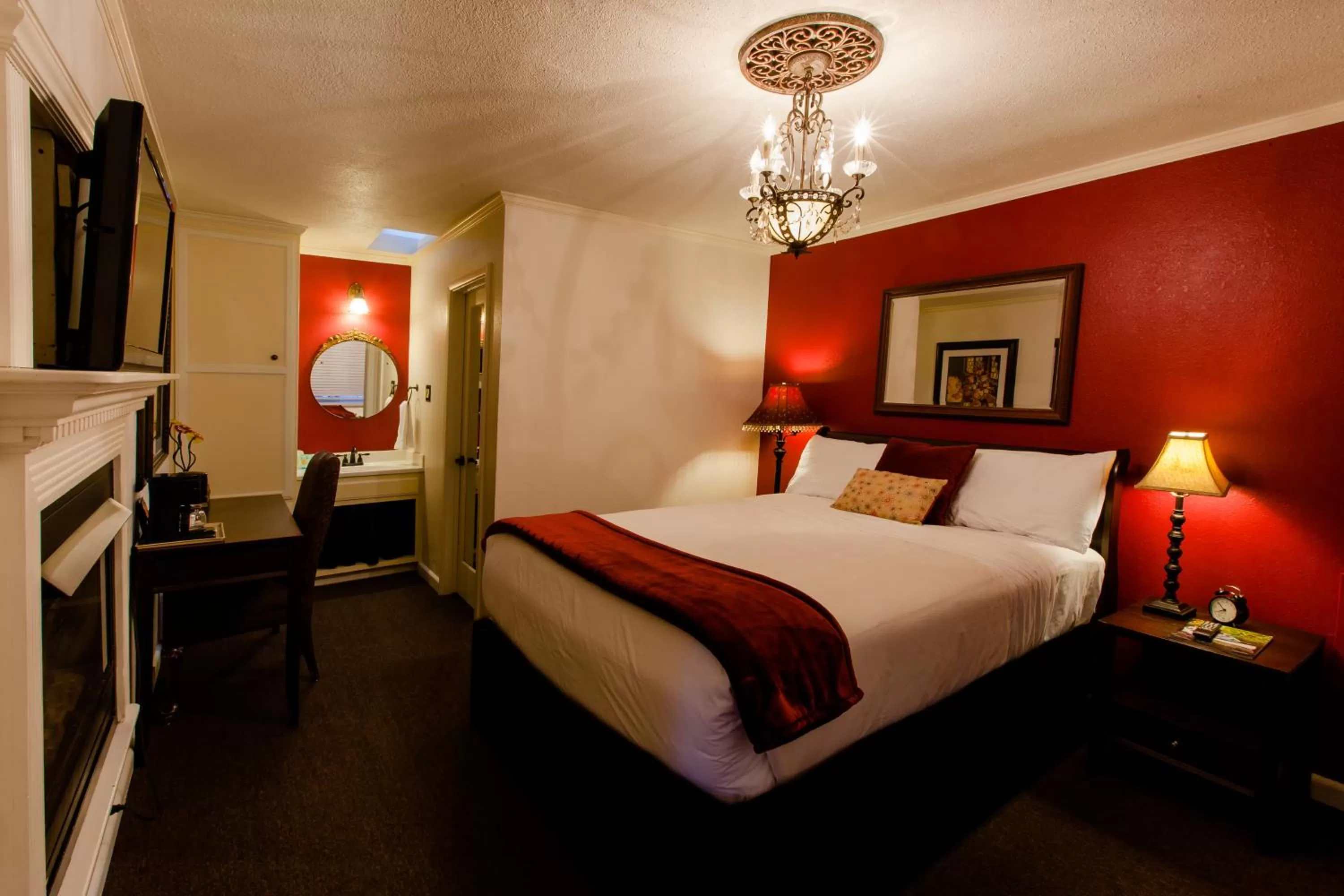 One Queen Bed Room in Strawberry Valley Inn