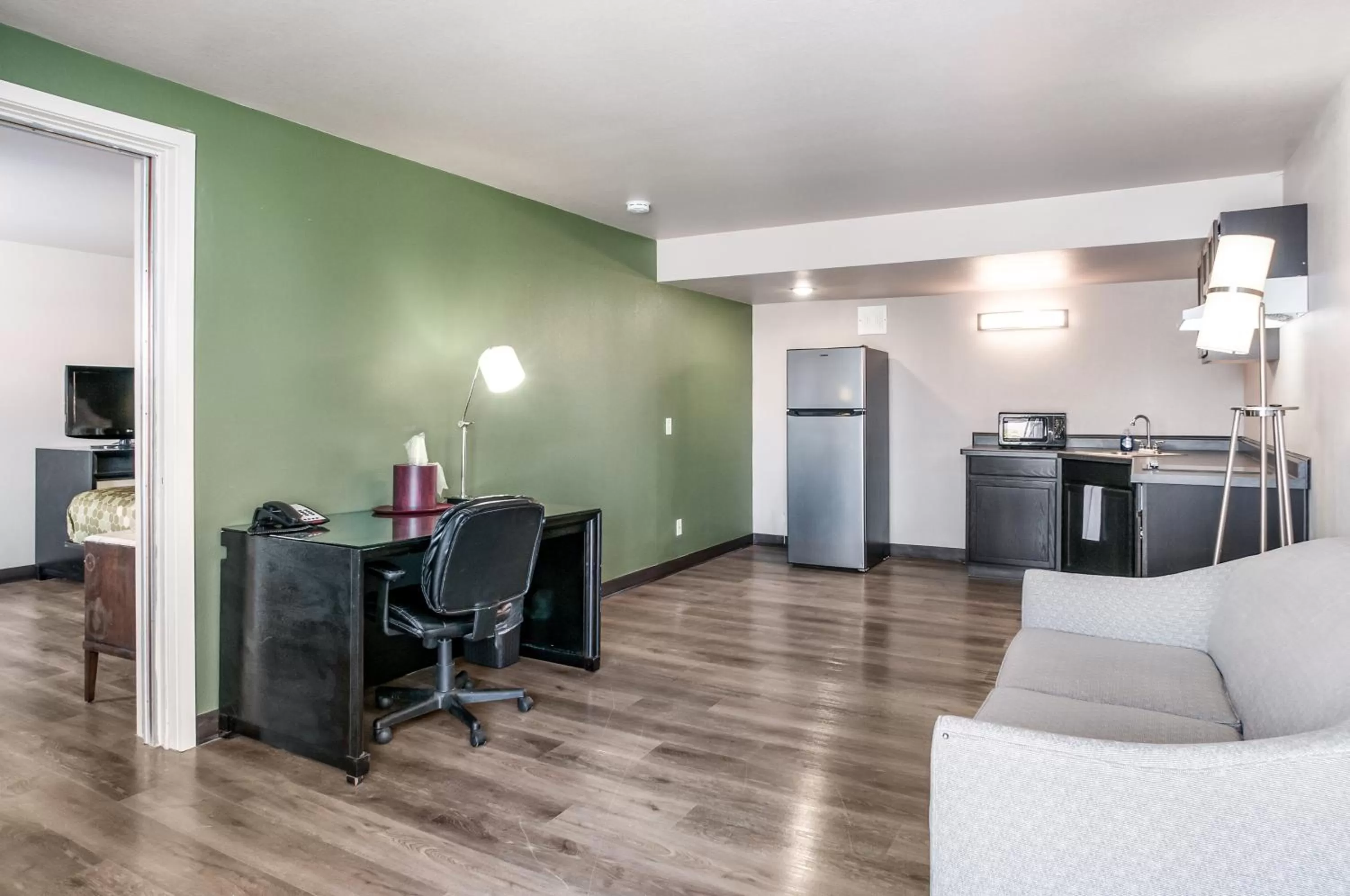 Queen Suite with Sofa Bed - Non Smoking in Suburban Studios Neenah-Appleton