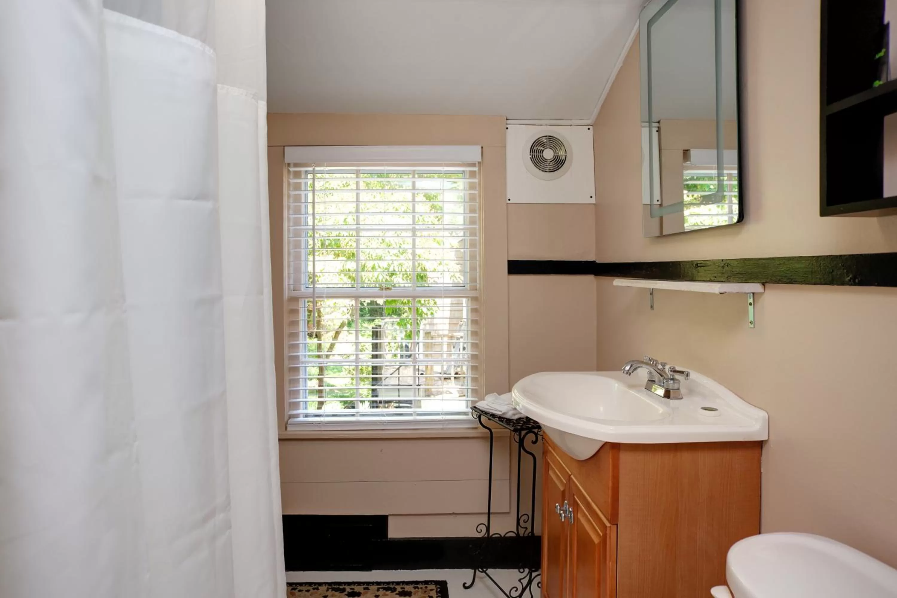 Deluxe Queen Room in Inn On Main