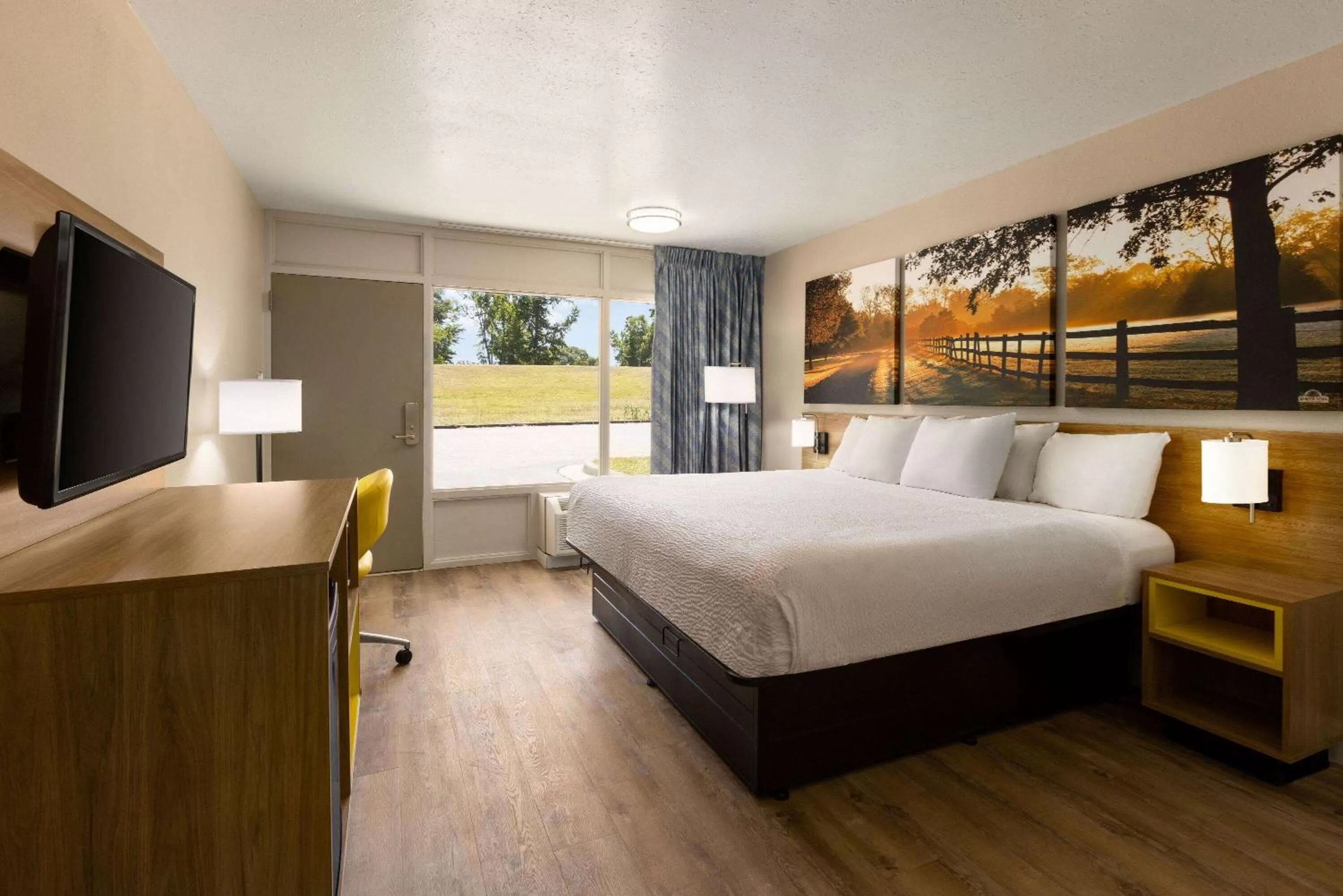 King Suite - Non-Smoking in Days Inn by Wyndham McComb MS