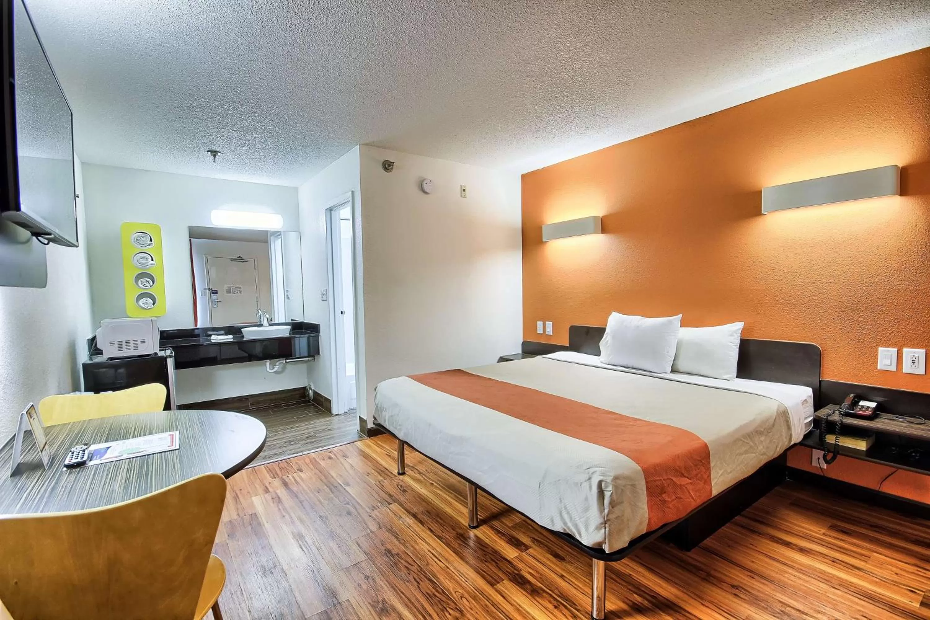 King Room - Non-Smoking in Motel 6-Columbus, OH - West