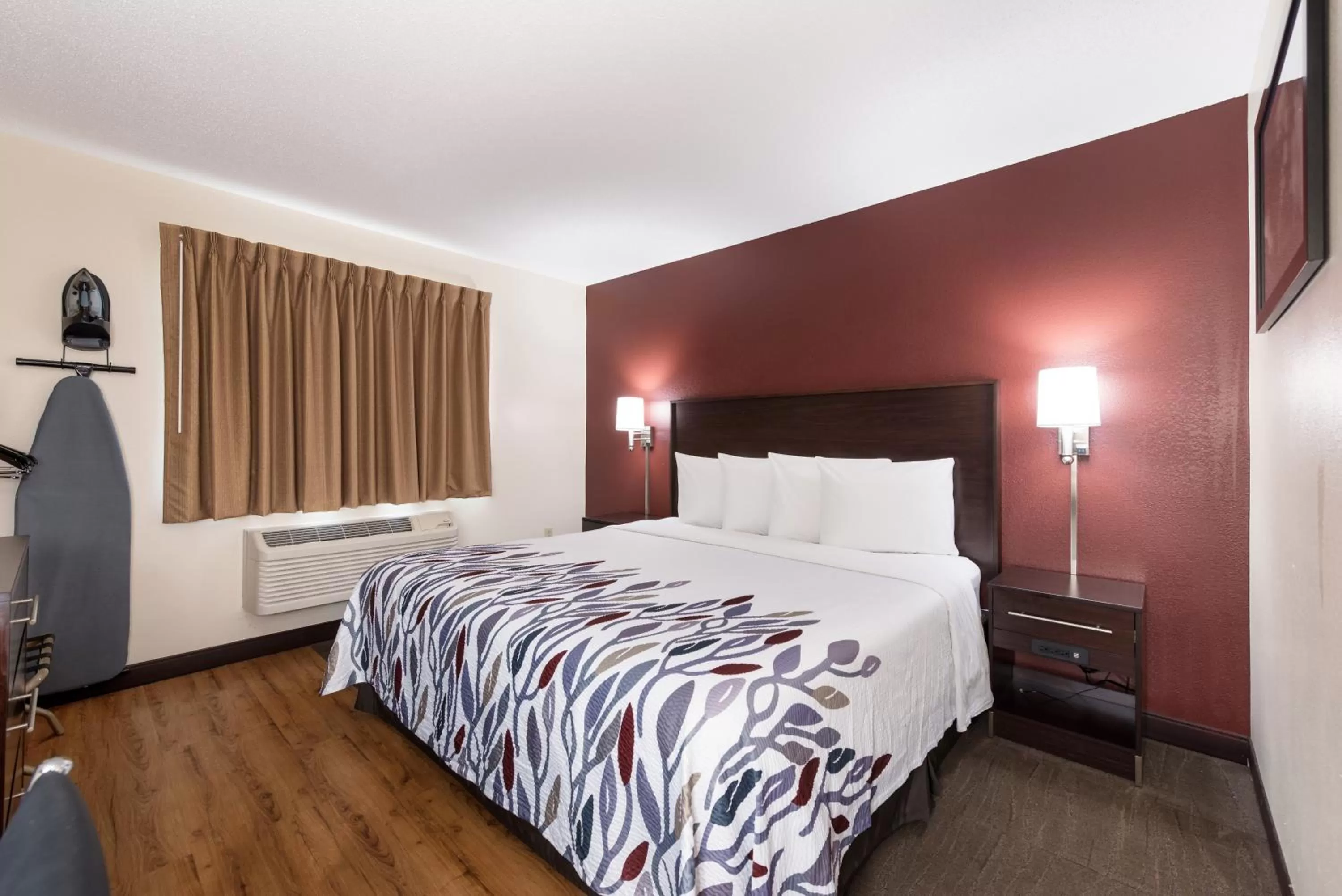 Deluxe King Room Disability Access - Non-Smoking in Red Roof Inn Auburn