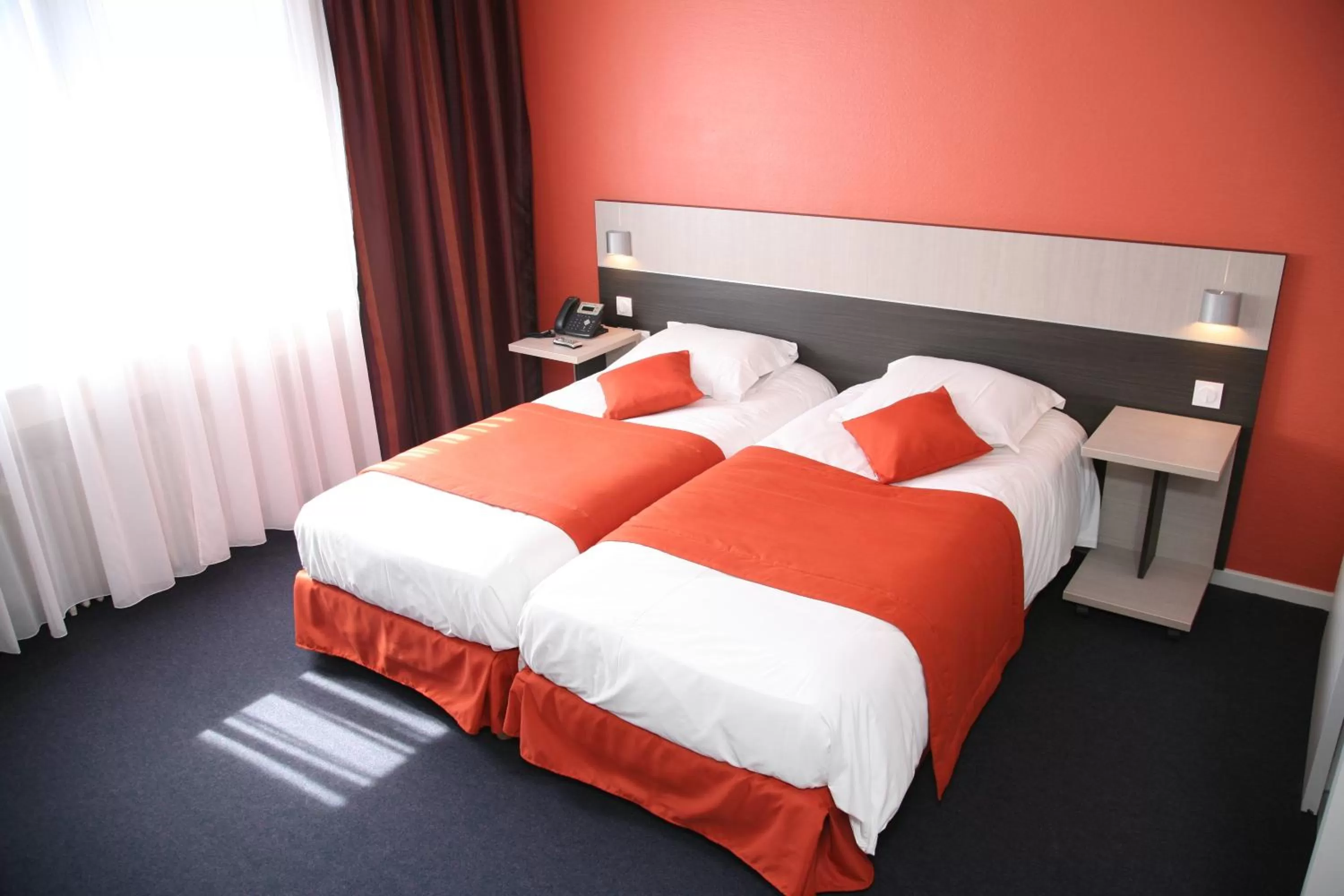 Twin Room in Logis Hôtel- Restaurant La Renaissance