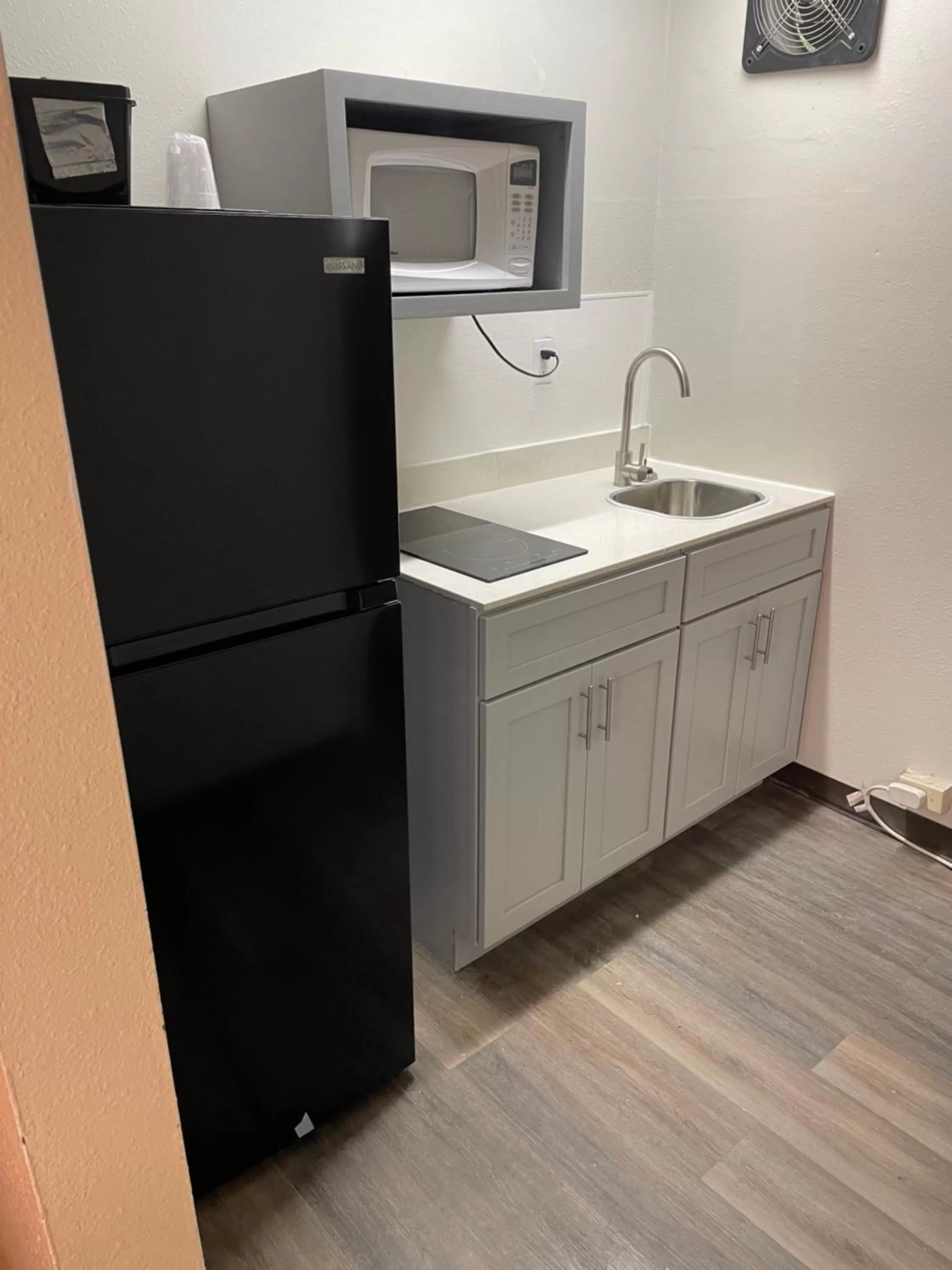 Deluxe Queen Studio  - single occupancy in Artesia Inn- No Service Fees