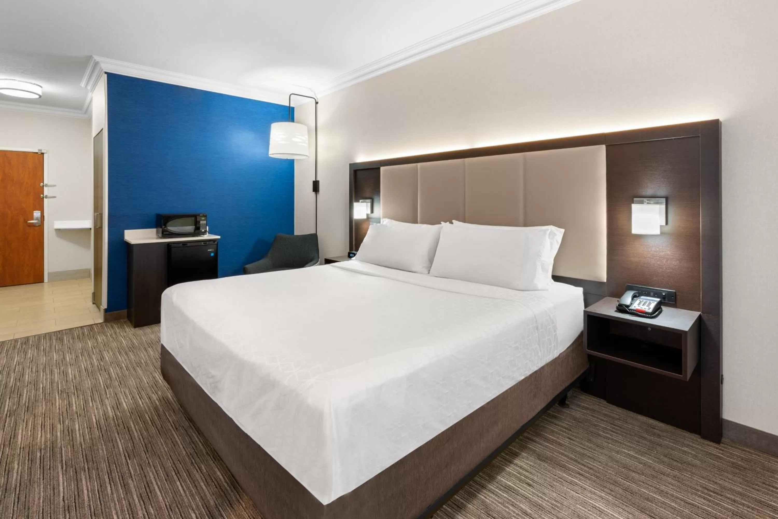 Standard King Room with Mobility Accessible Roll-In Shower in Holiday Inn Express & Suites Klamath Falls Central by IHG