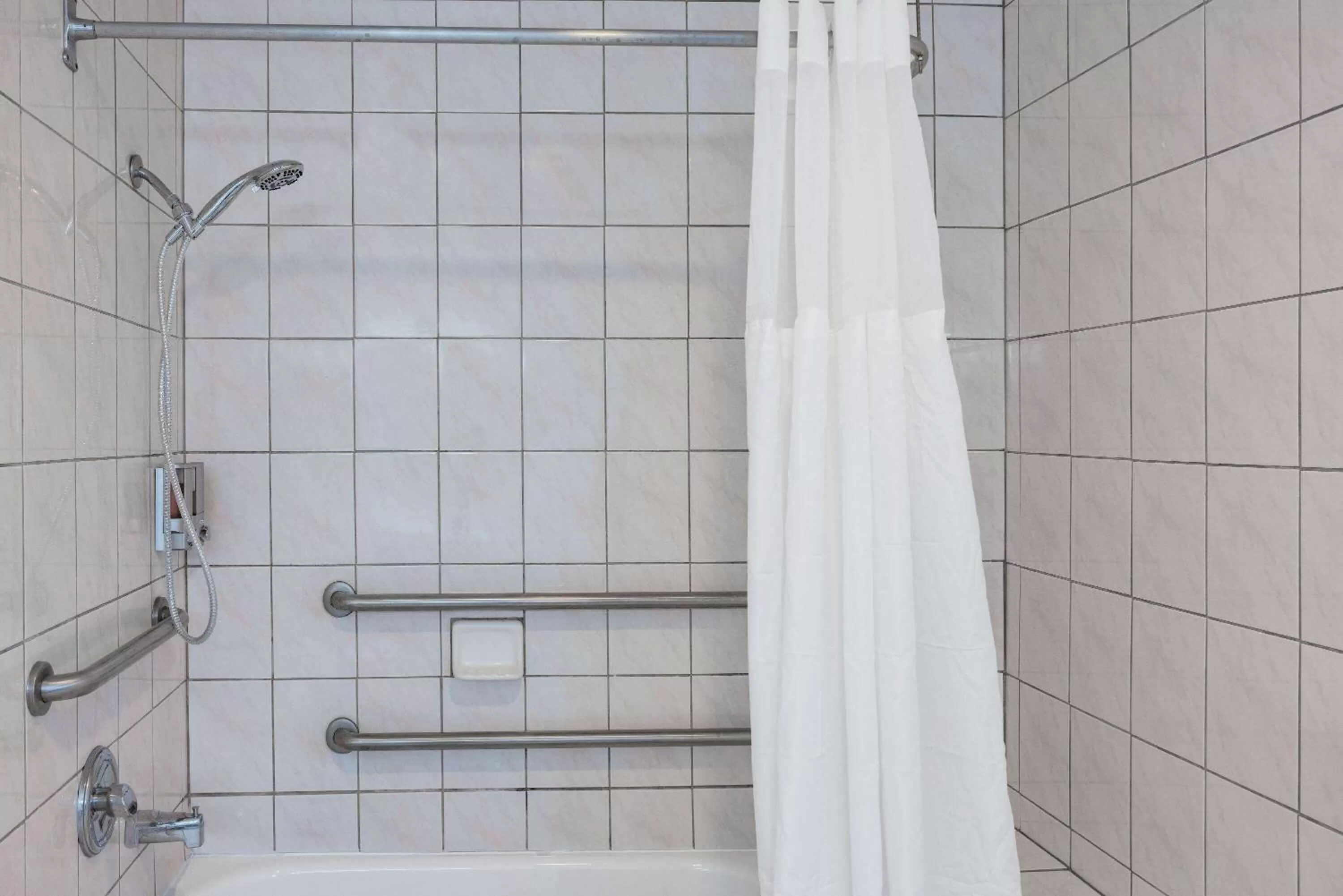 King Room with Mobility Access and Bathtub with Grab Bars, Non-Smoking in Oceanside Inn & Suites, a Days Inn by Wyndham