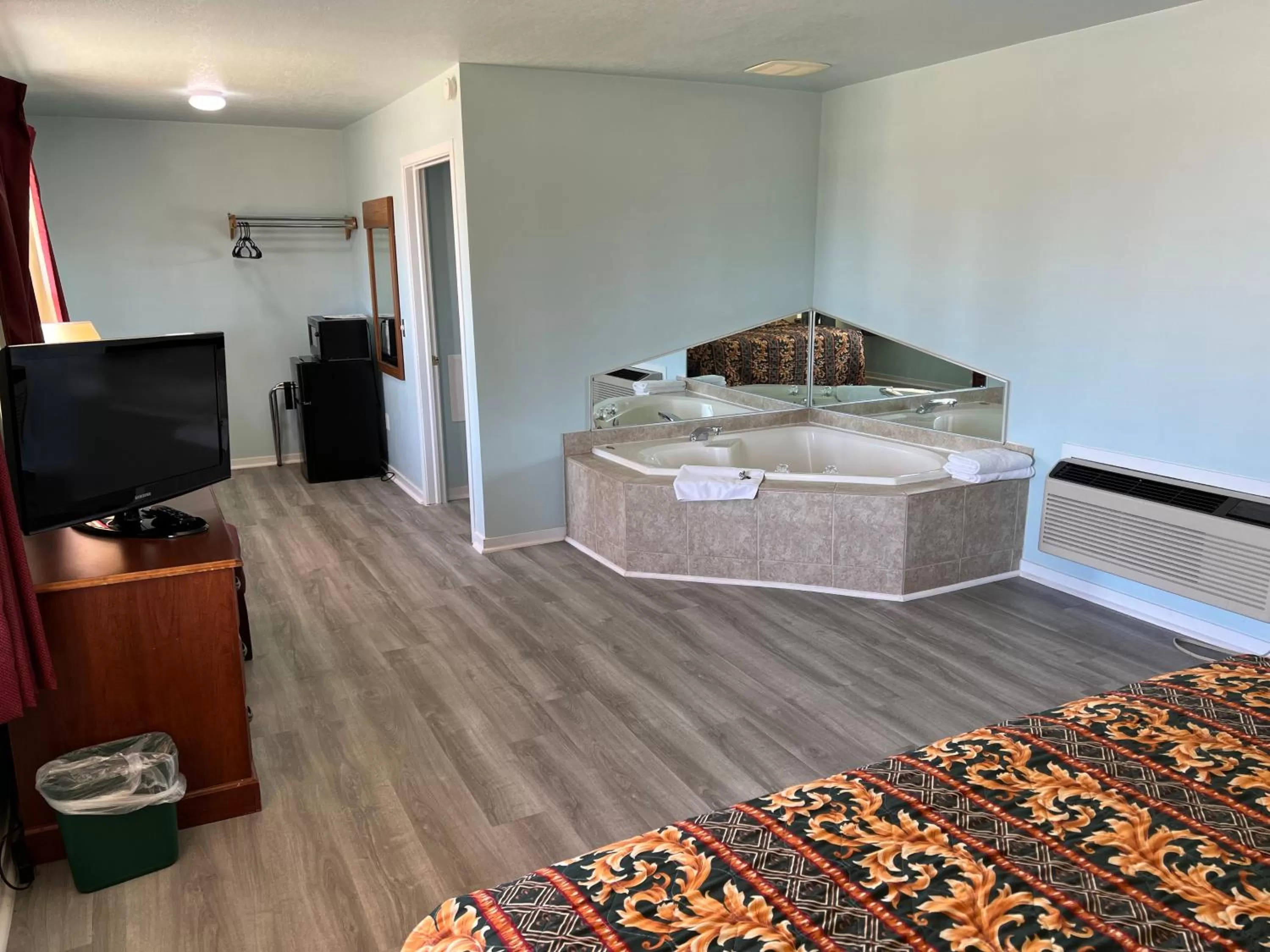 King Suite with Spa Bath - No Pets in Crow's Nest