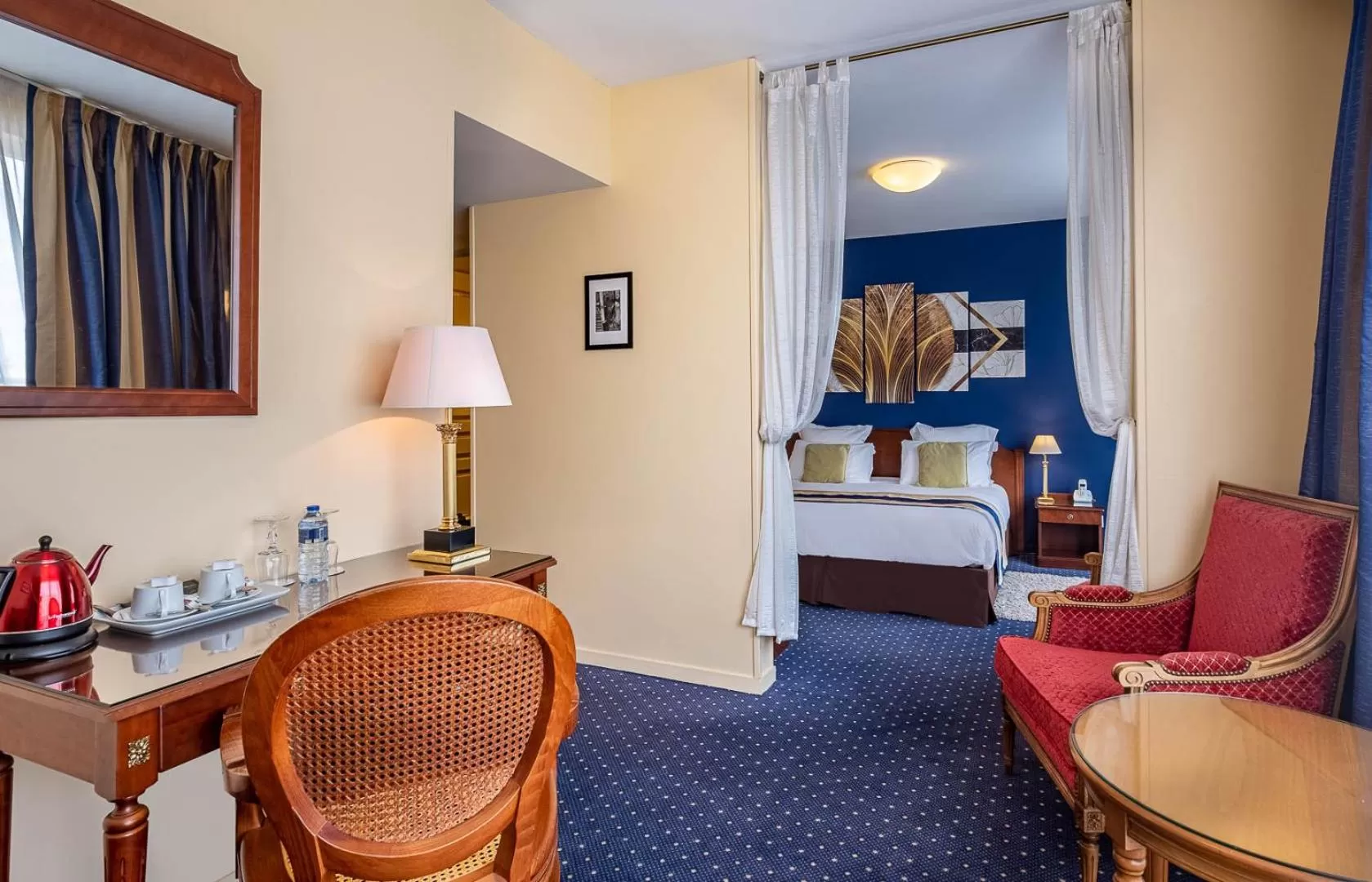 Suite with King Bed and Balcony in Amiral Hôtel