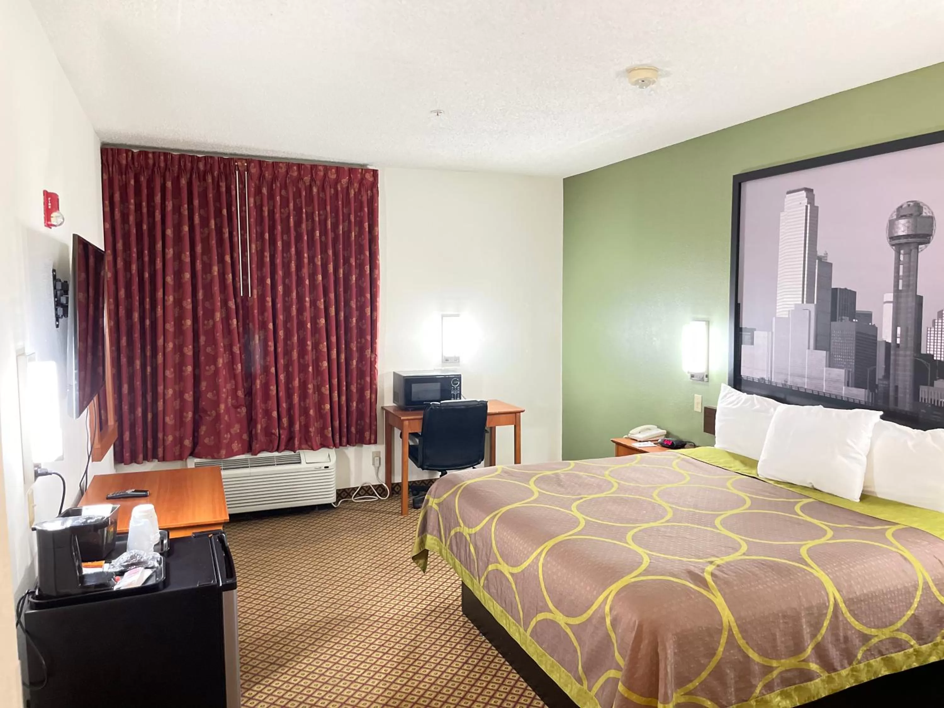 King Room with Roll-In Shower - Mobility/Hearing Accessible - Non-Smoking in Super 8 by Wyndham Fort Worth Downtown South