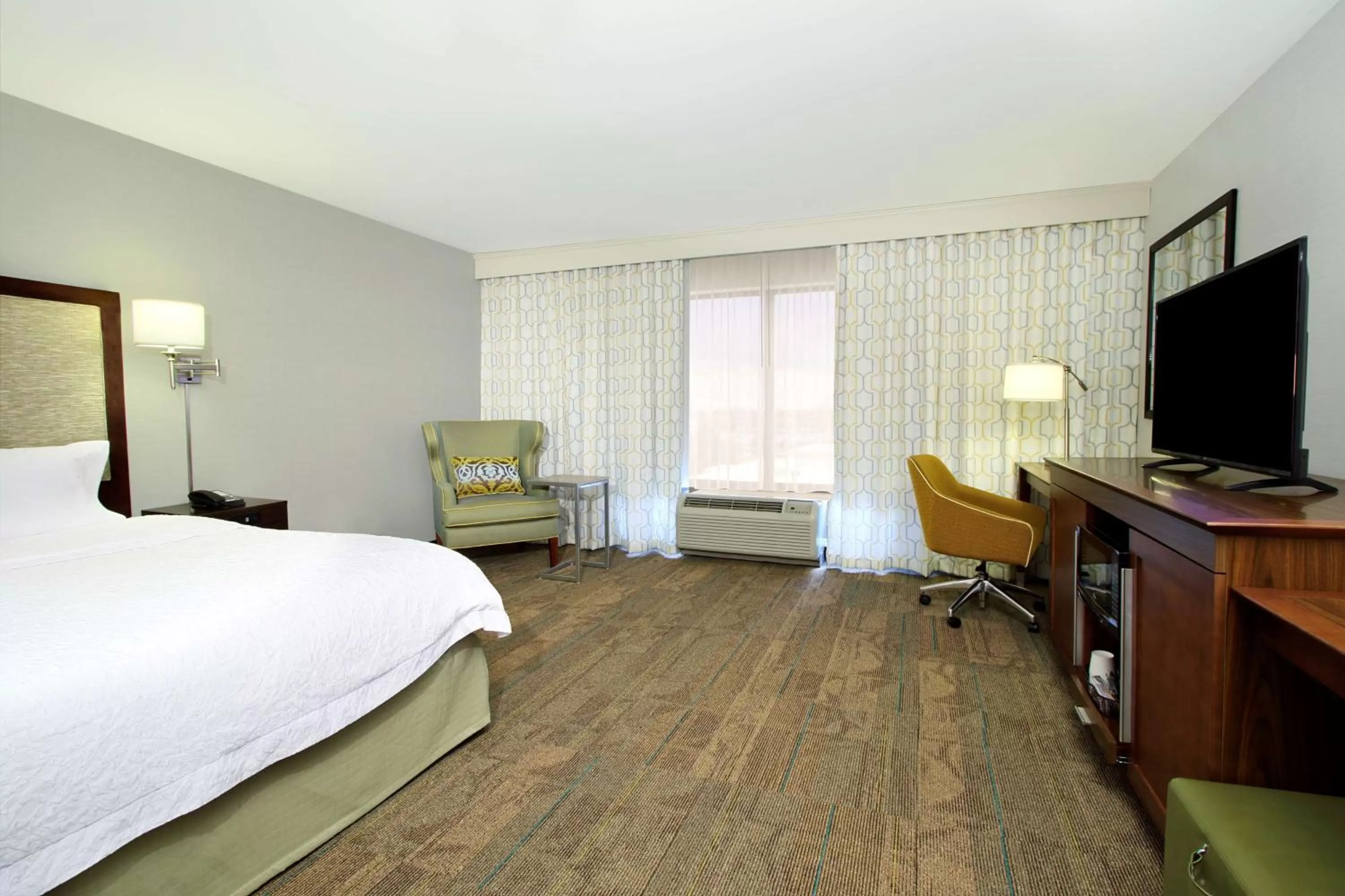 King Room with Accessible Tub - Mobility and Hearing Access/Non-Smoking in Hampton Inn & Suites Columbus Hilliard