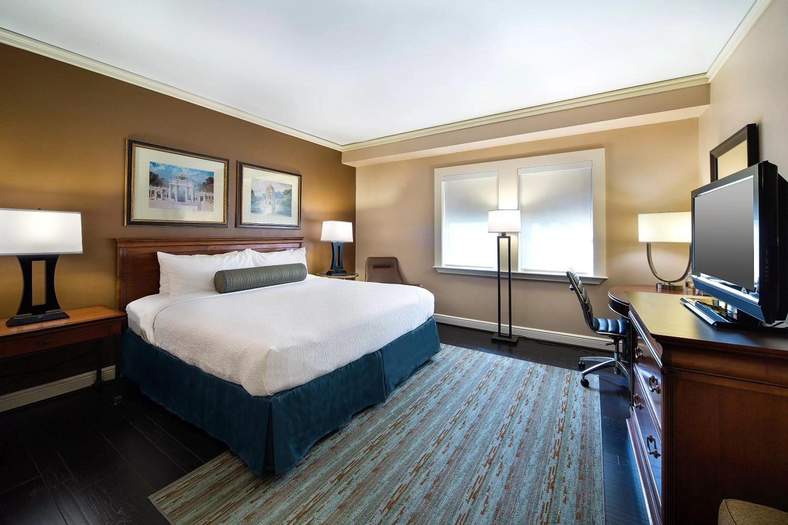 Deluxe King Room in The Whitehall Houston