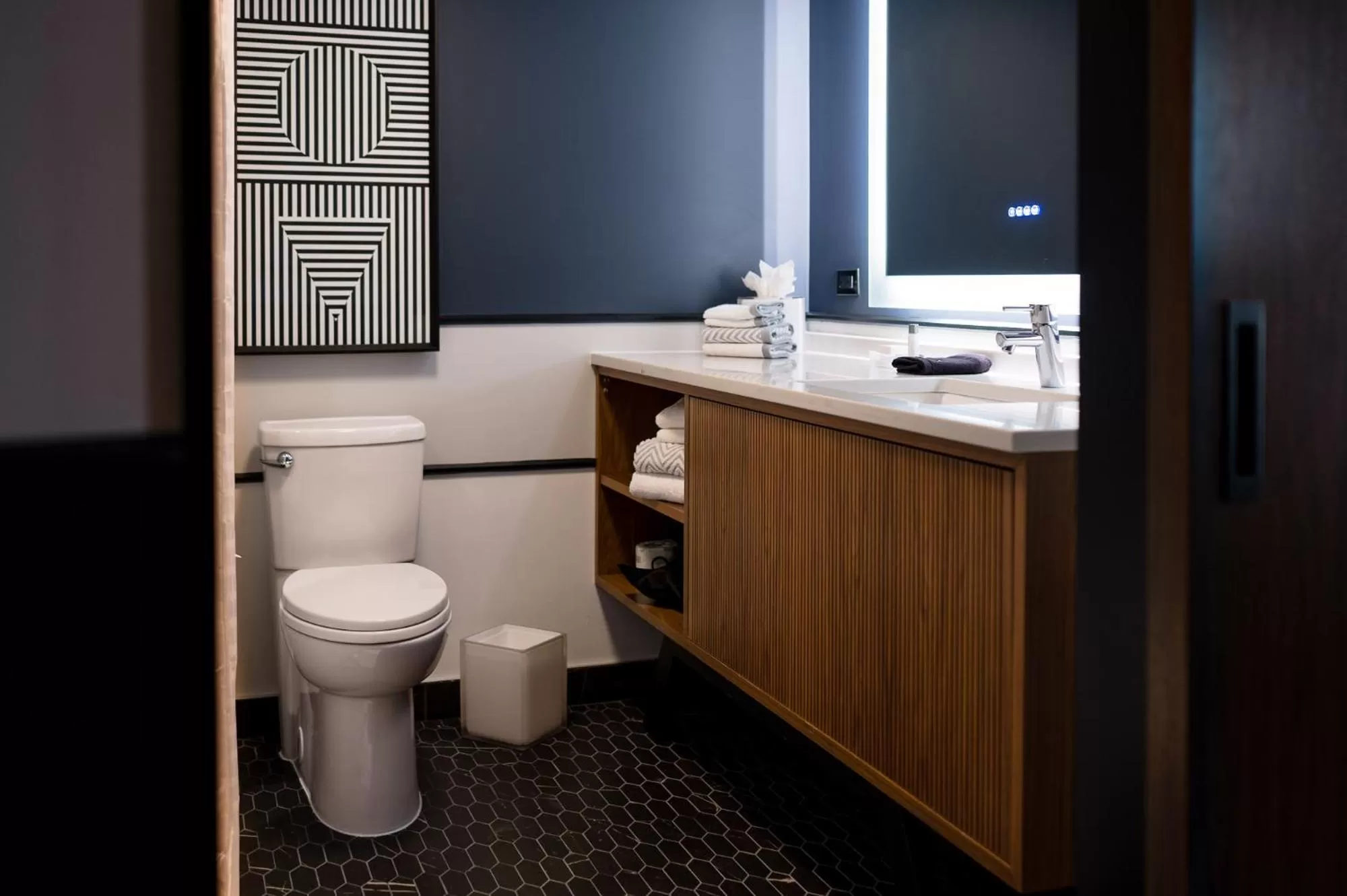 King Room with Sofa - Disability Access/Non Smoking in Cambria Hotel Boston Somerville