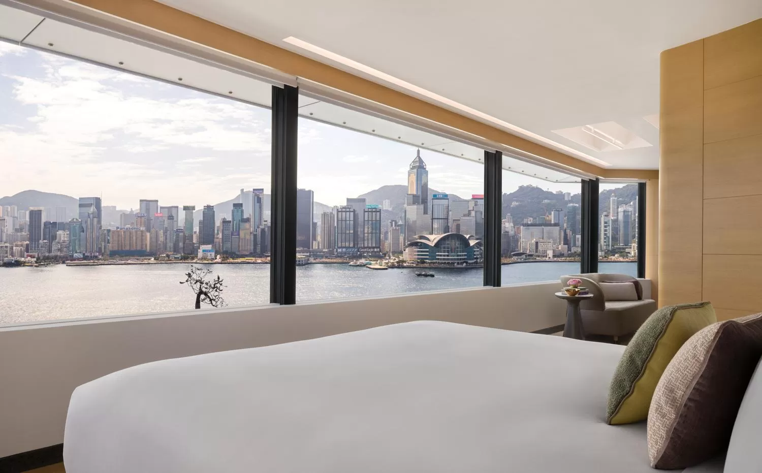 1 King Corner Suite with Sea View - Regent Club Access in Regent Hong Kong
