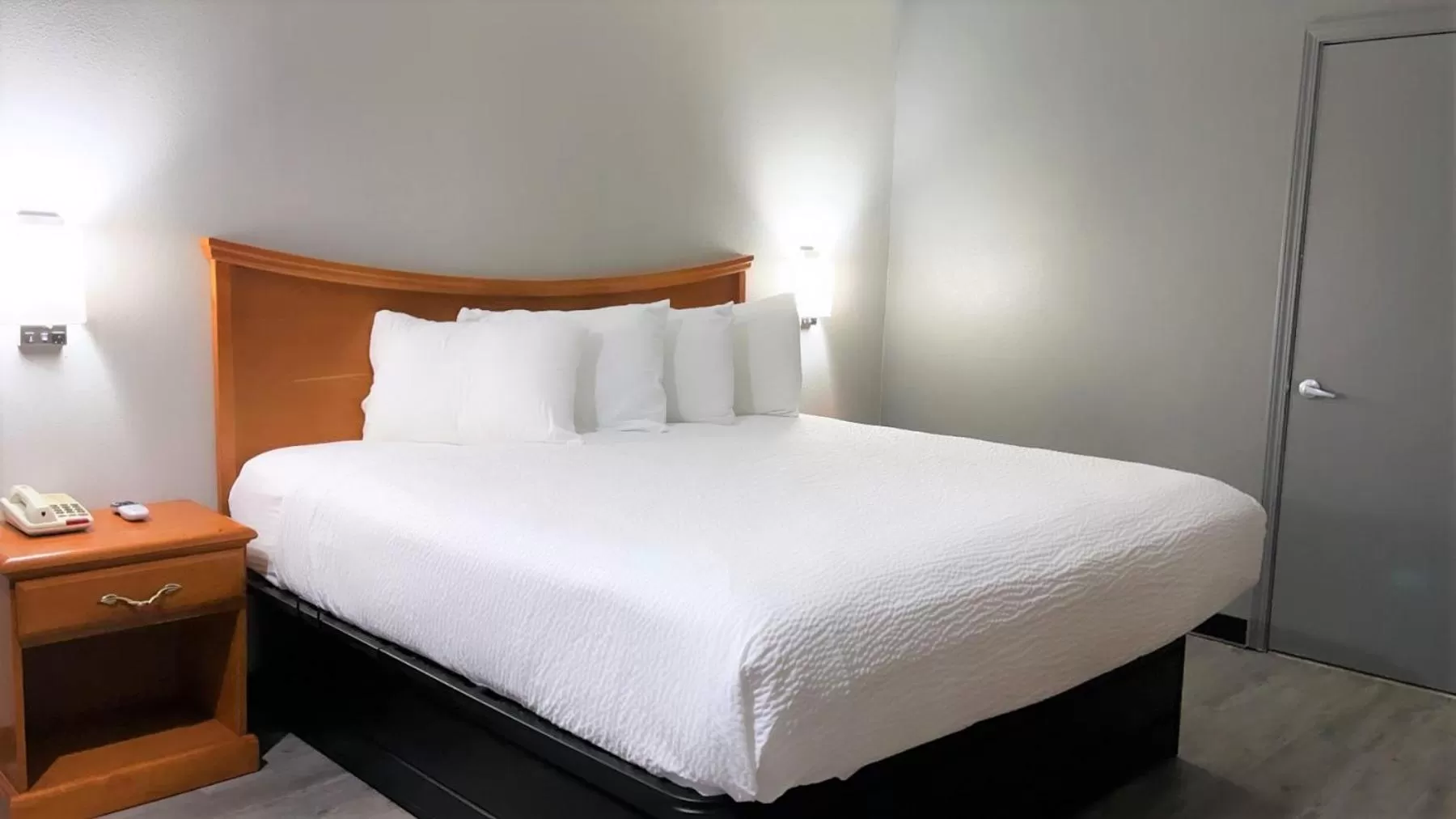 King Room, Mobility Accessible, Bathtub with Grab Bars, Smoking in Days Inn by Wyndham North Little Rock Maumelle