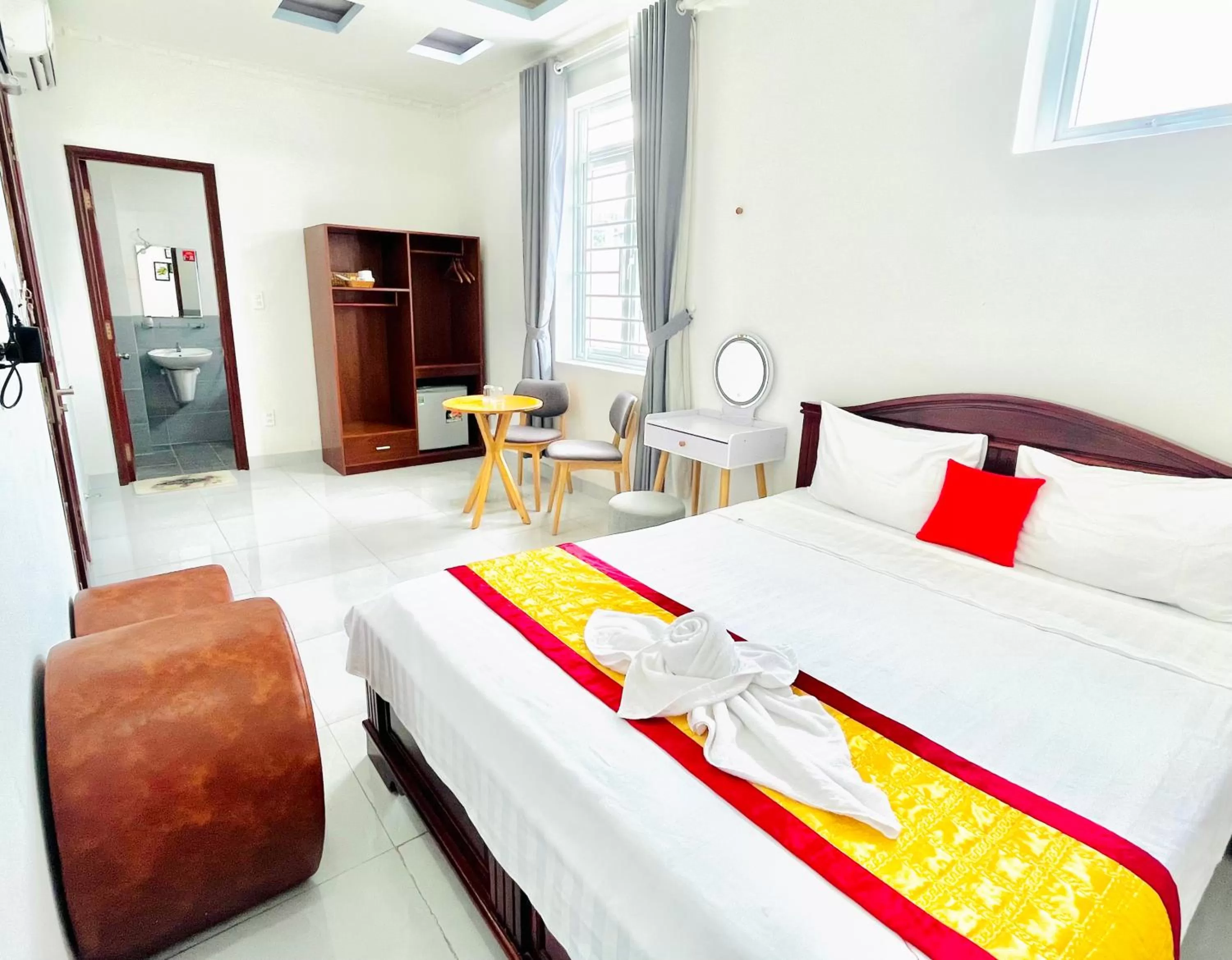 Luxury Vườn Lài Hotel