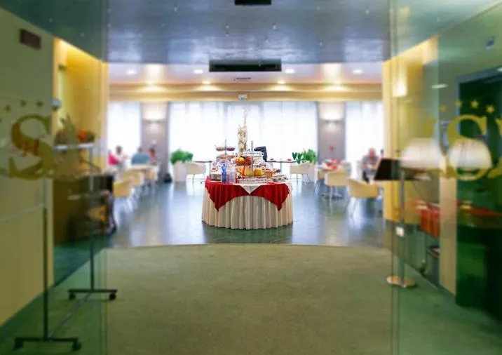 Restaurant/places to eat in Hotel Senator