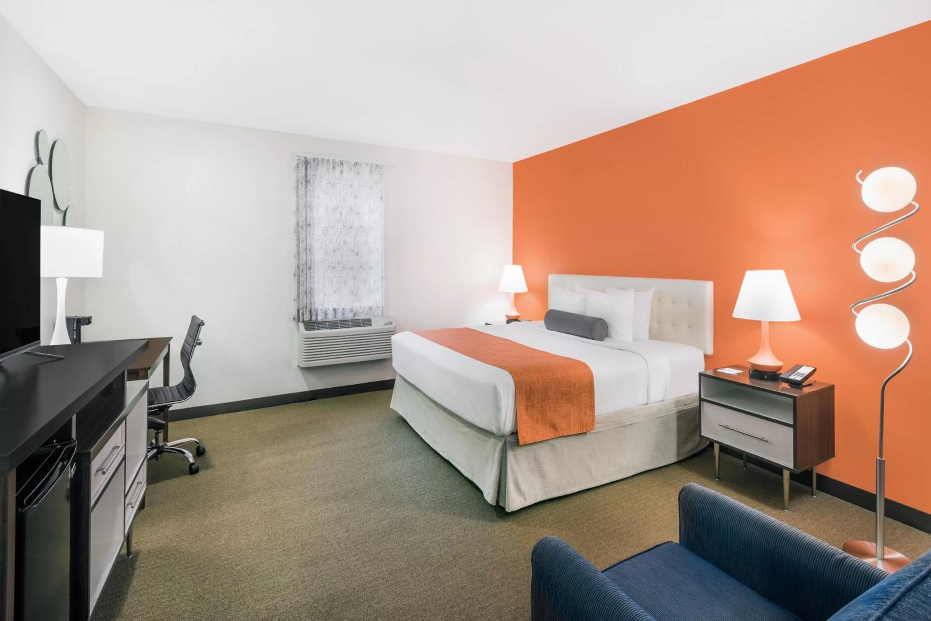 King Room - Non-Smoking in Howard Johnson by Wyndham Quincy/ Boston