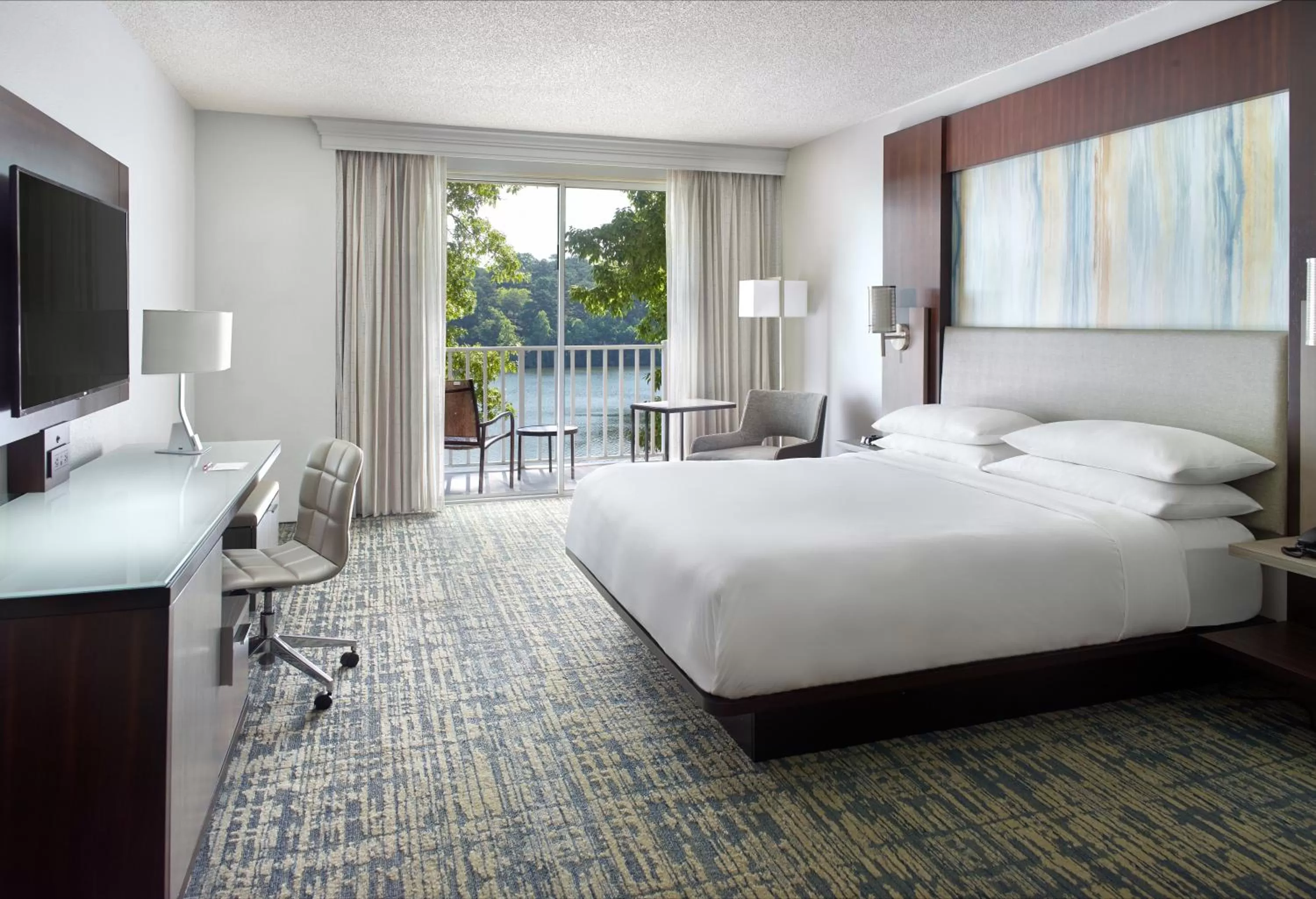 King Room in Atlanta Evergreen Lakeside Resort