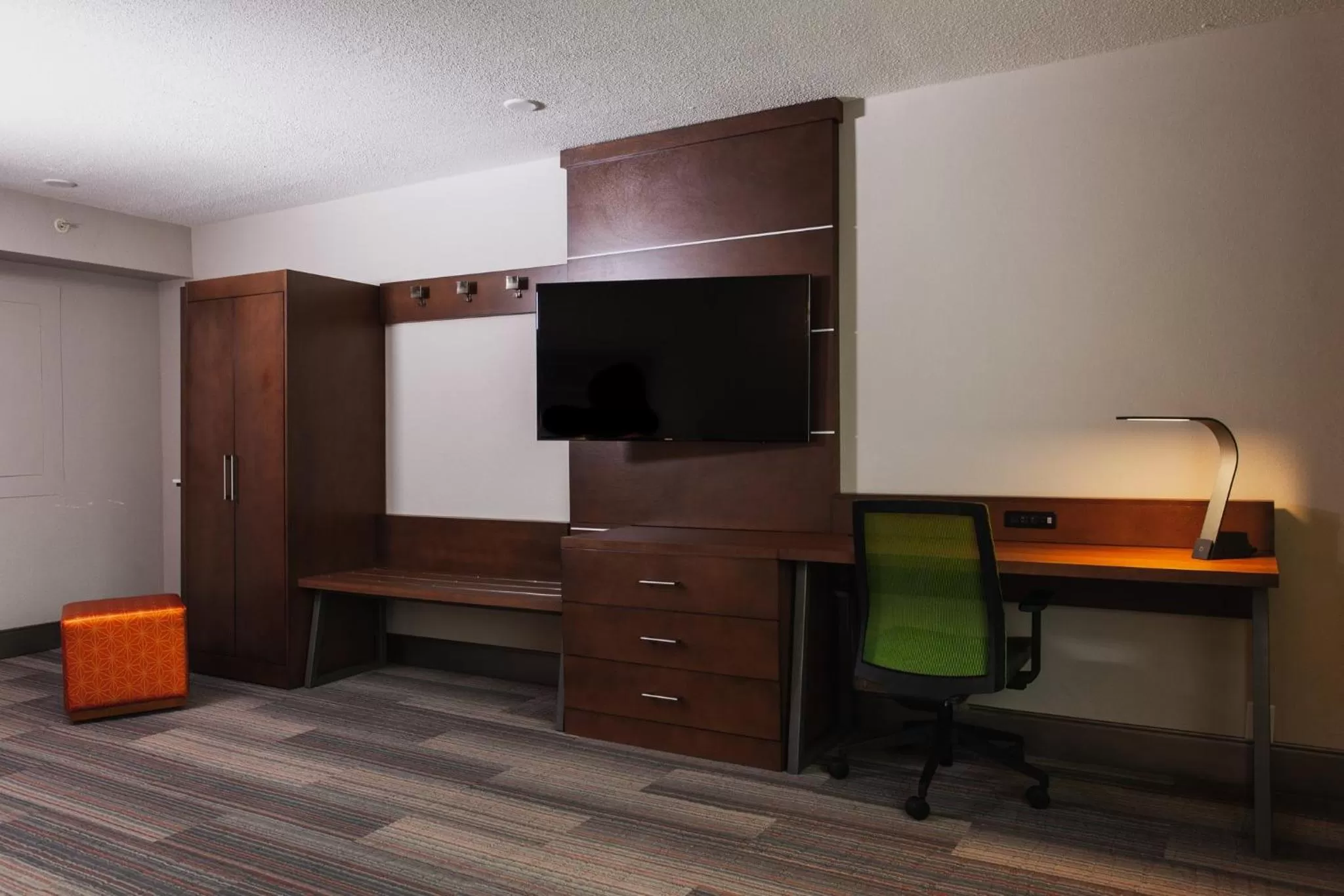 King Room in Holiday Inn Express & Suites Atlanta Perimeter Mall Hotel, an IHG Hotel