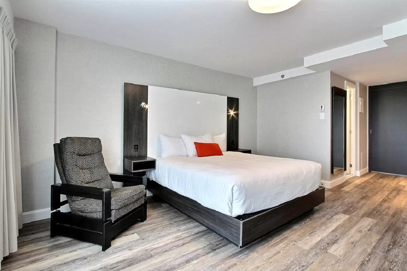 King Room with Balcony in Hotel Classique