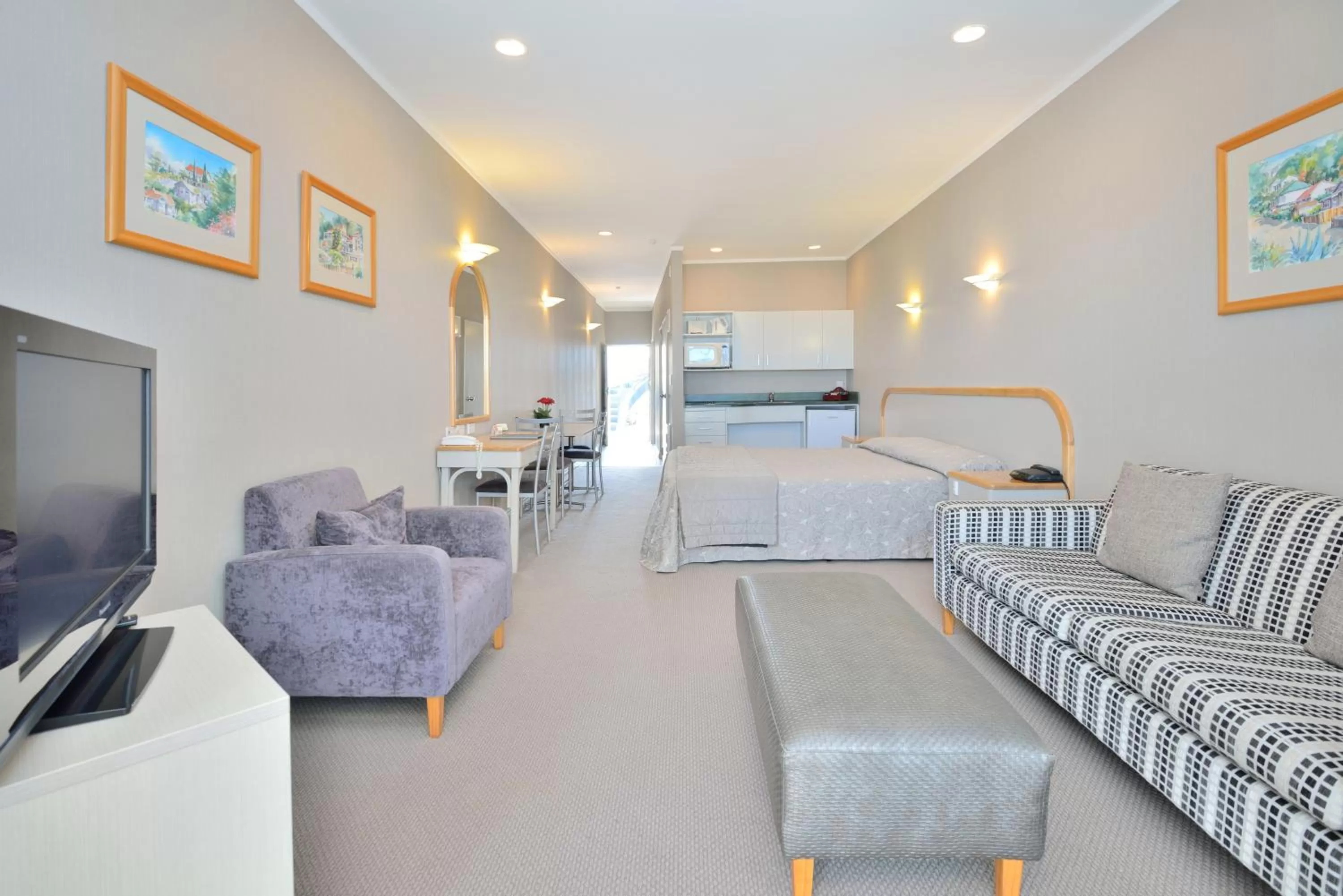 One-Bedroom Suite with Spa Tub - Ground Floor in Shoreline Motel