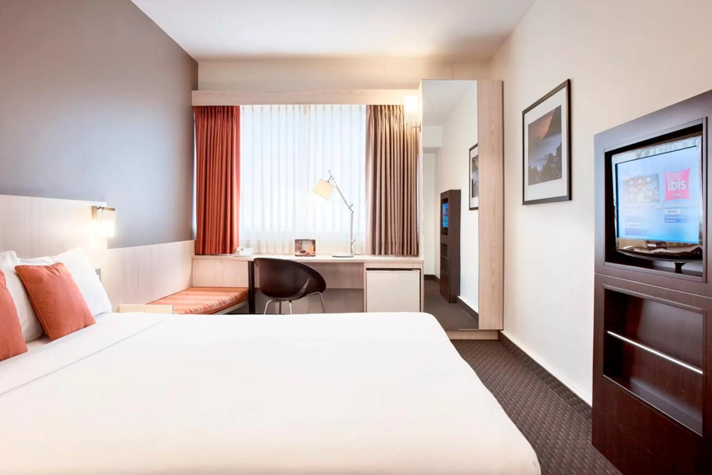 Standard Queen Room - Mobility Accessible in ibis Wellington