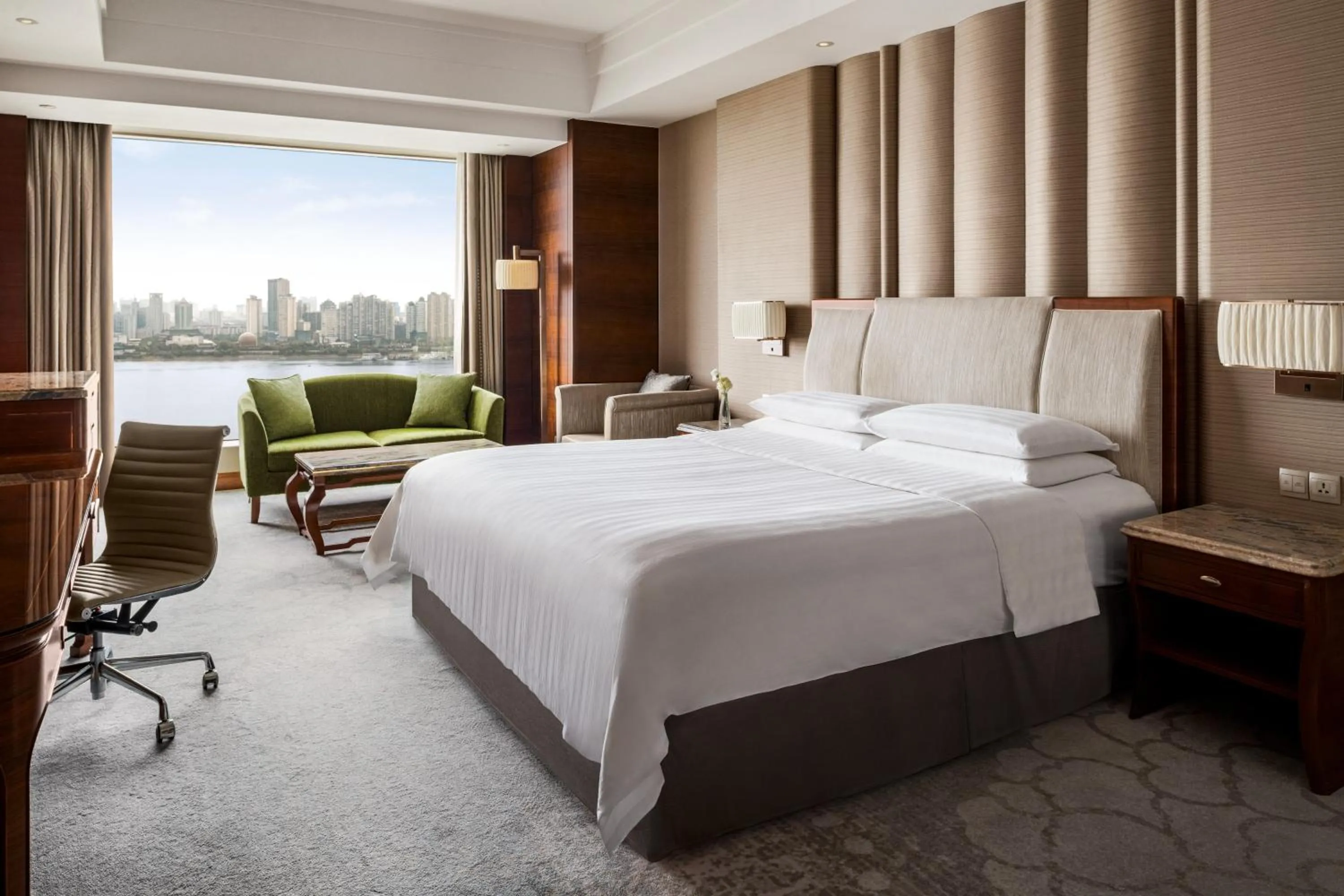 Executive King Room with River View in Shangri-La Nanchang丨All room offer river views Just one stop from the Pavilion of Prince Teng