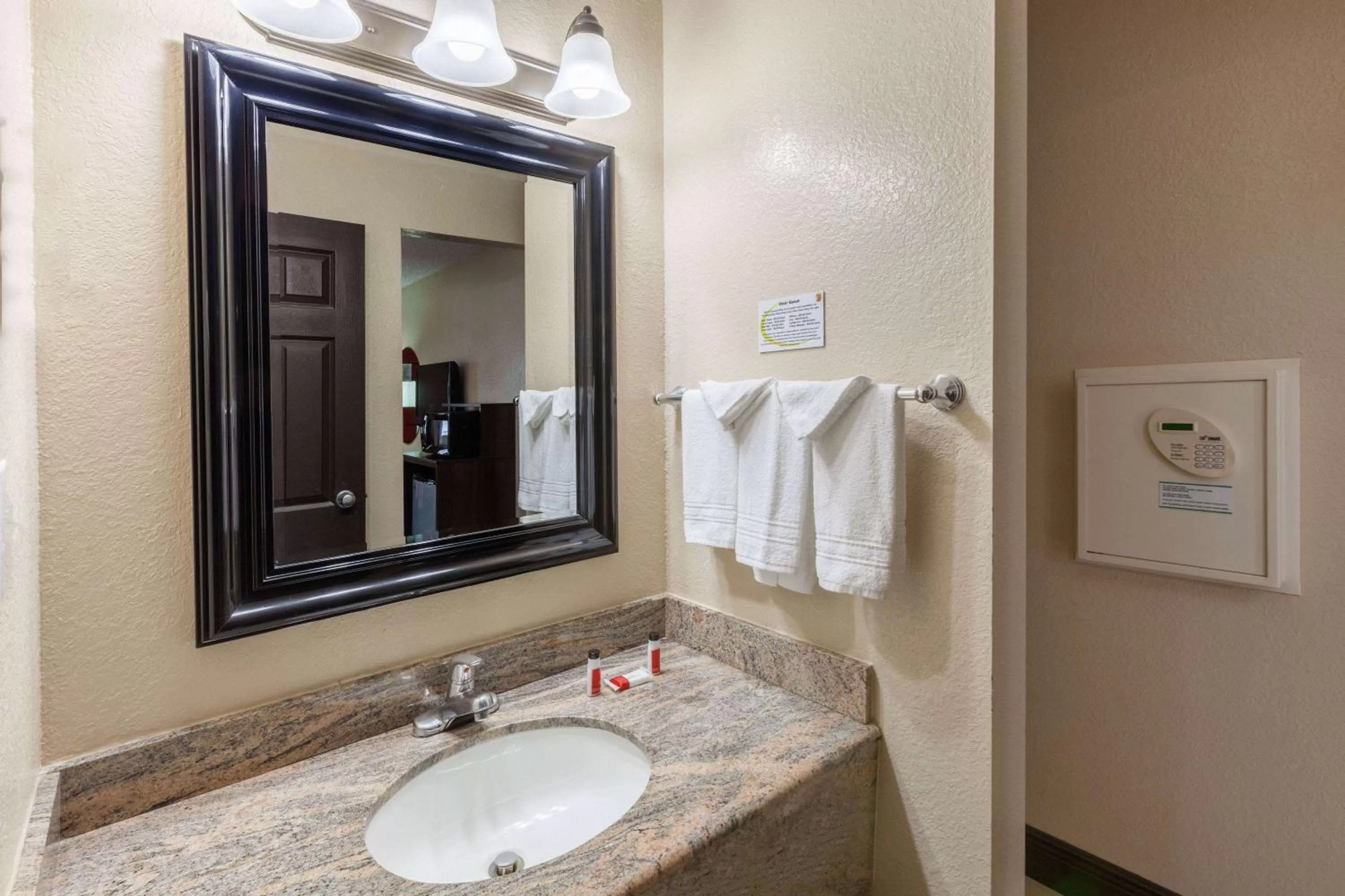 Queen Room - Mobility Access/Non-Smoking in Super 8 by Wyndham Austin University/Downtown Area